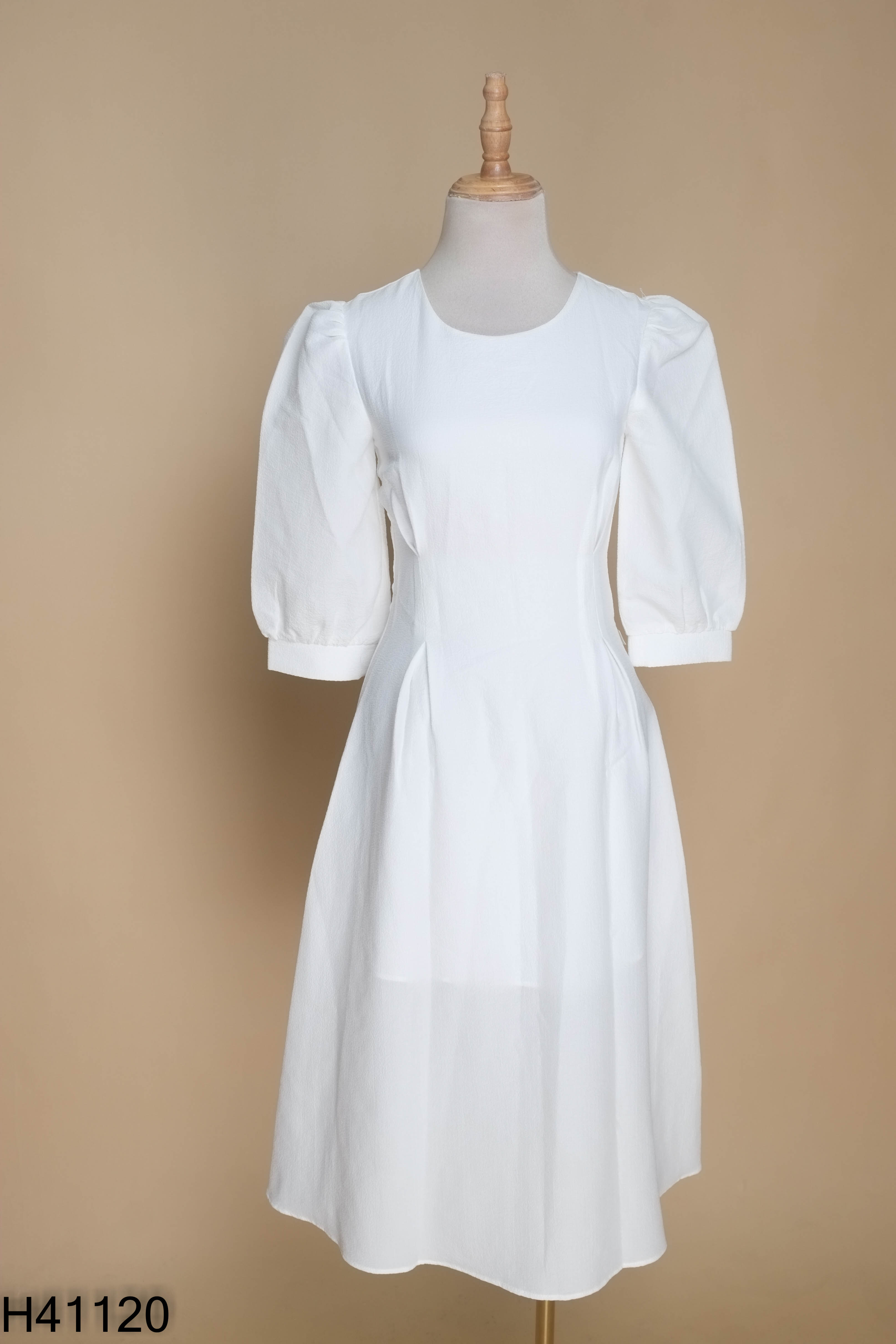 Váy CHARME STORE trắng cổ tròn