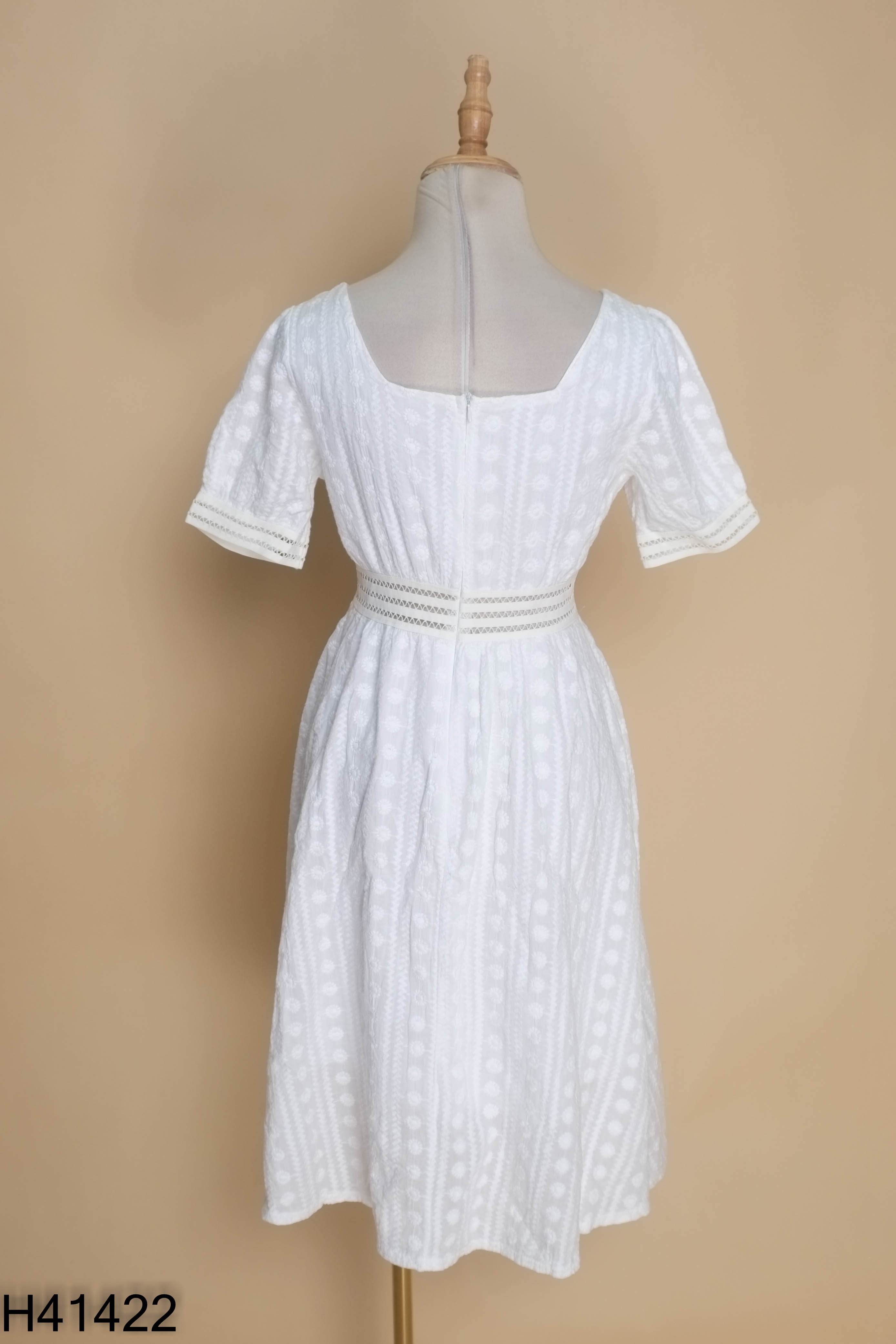 Váy trắng ren cổ vuông