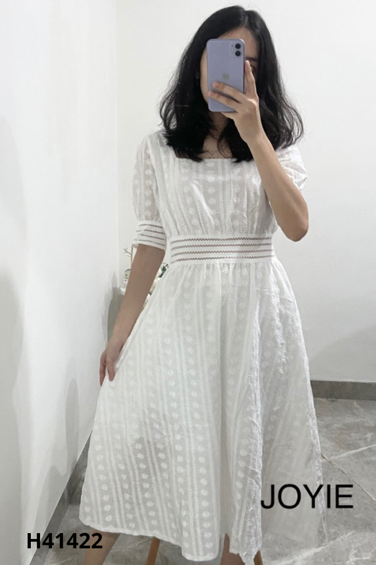 Váy trắng ren cổ vuông