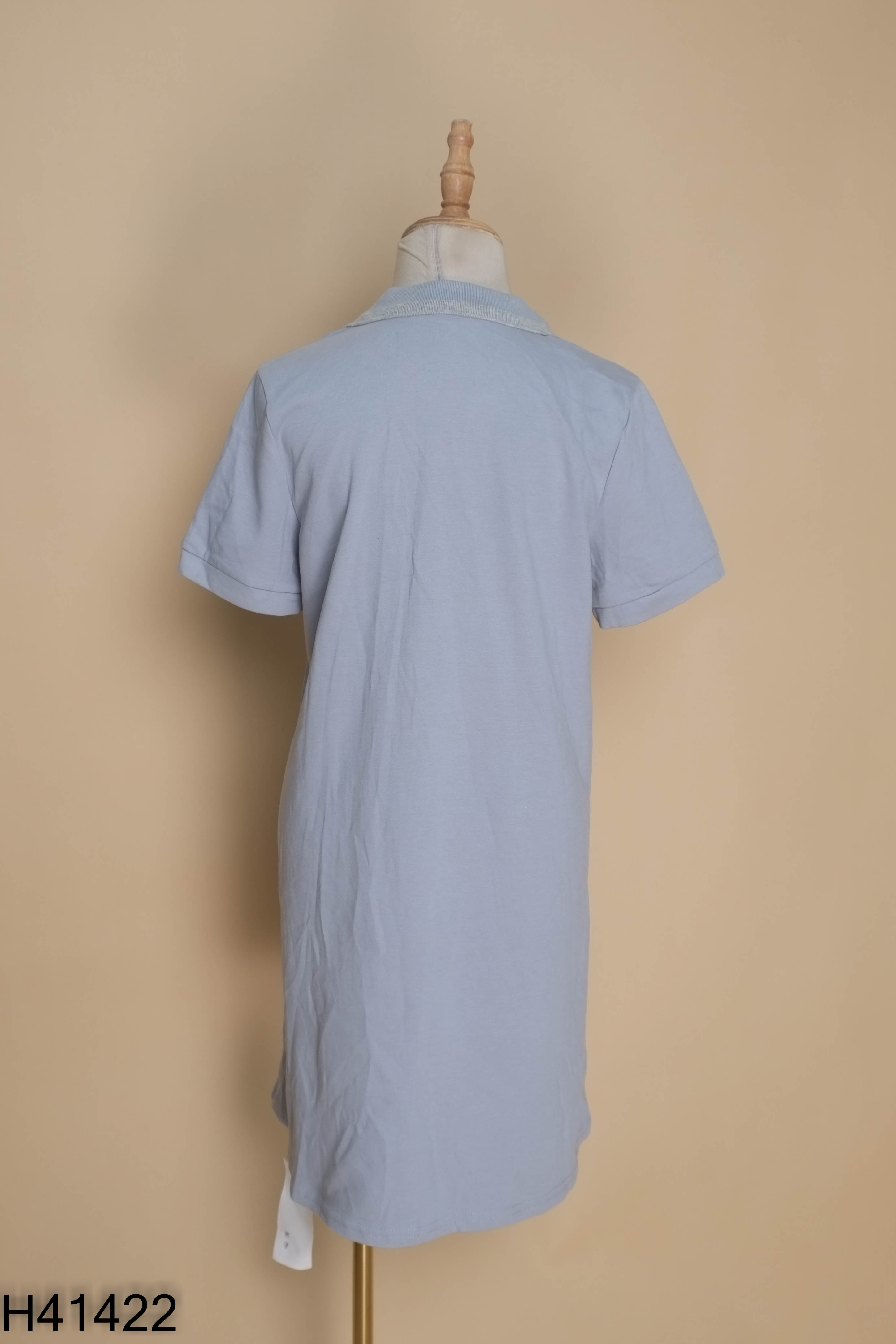 Váy polo xanh chữ ngực