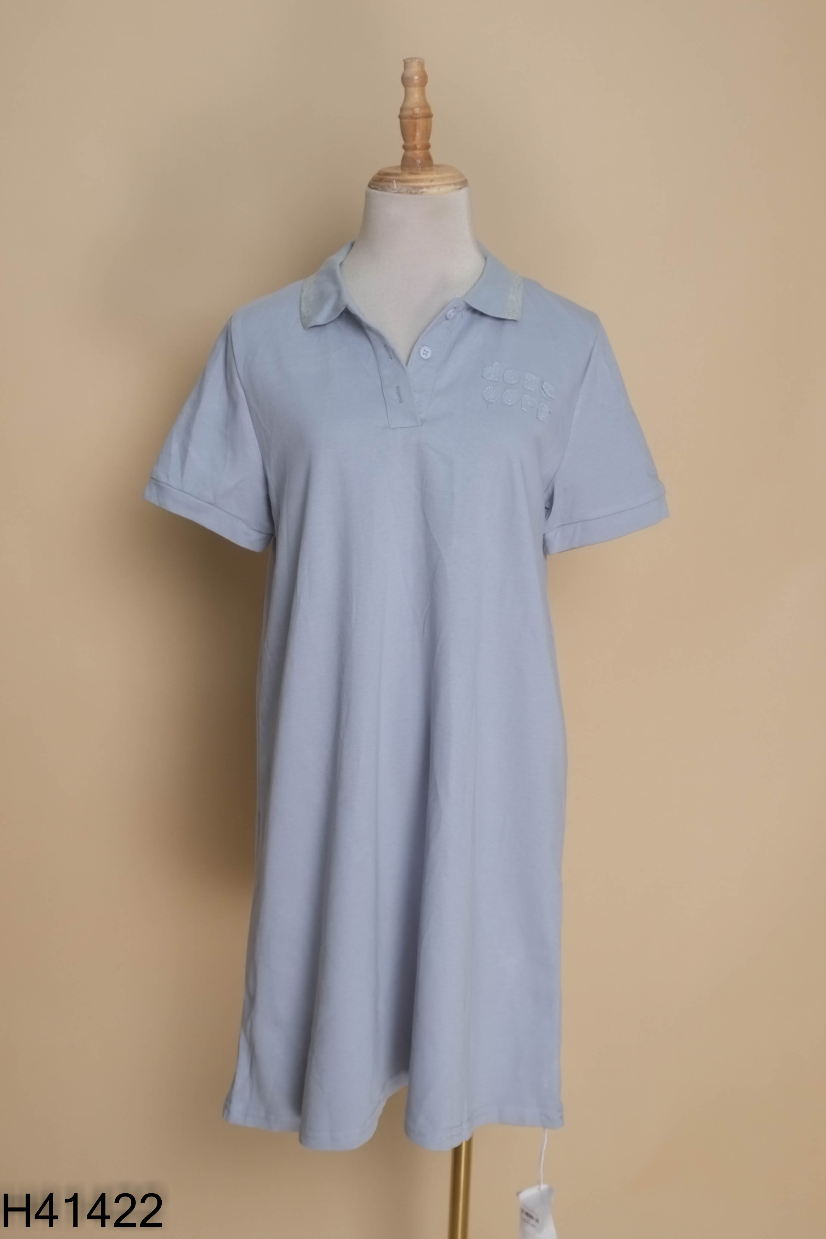 Váy polo xanh chữ ngực