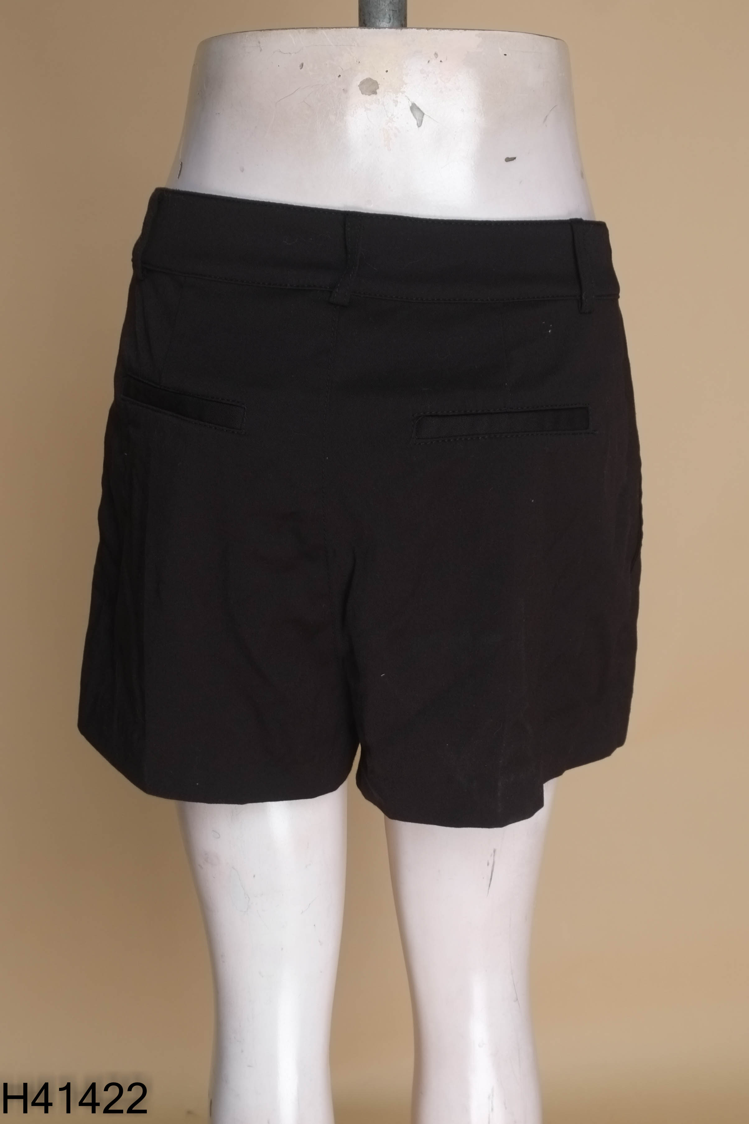 Quần shorts đen DIVIDED