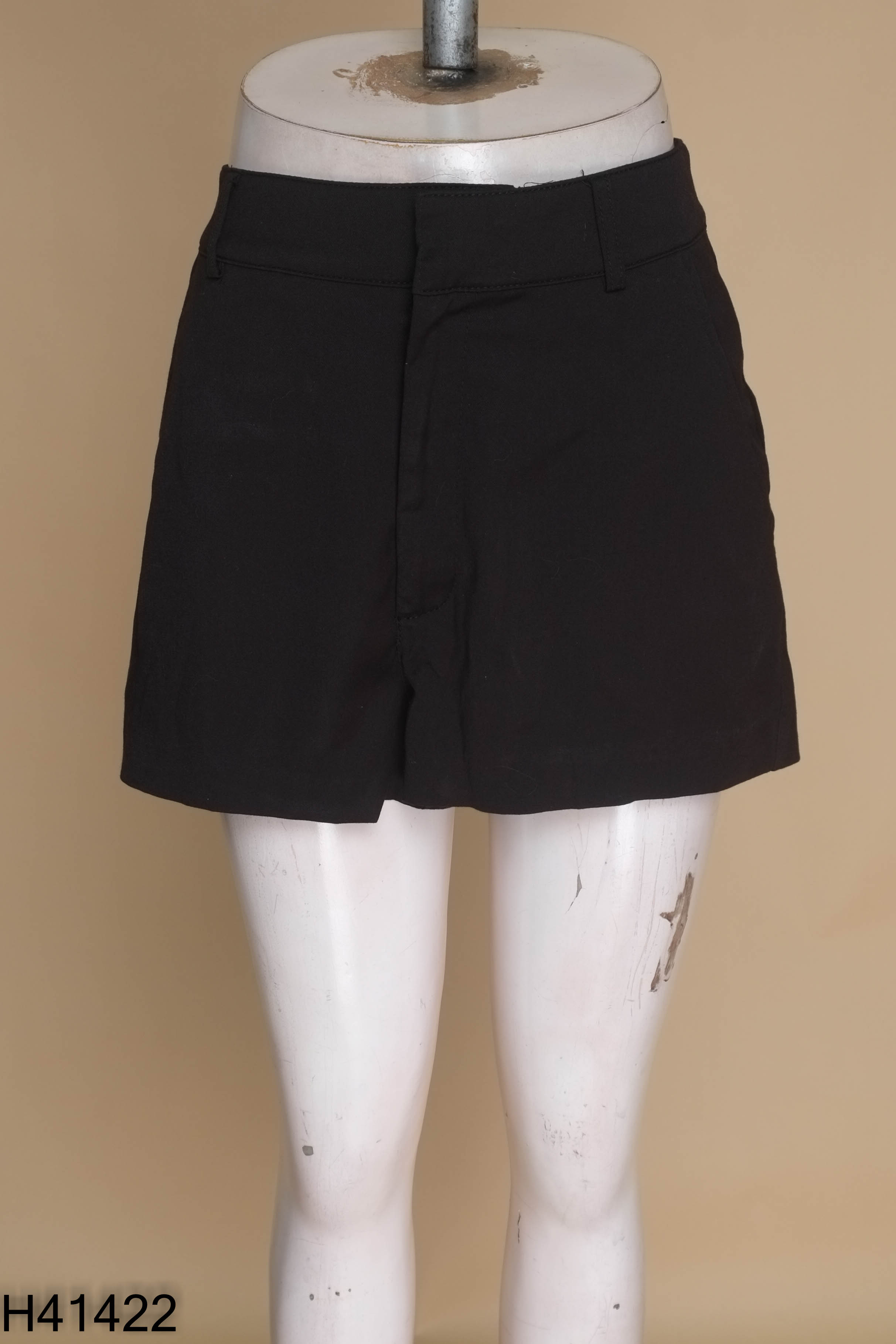 Quần shorts đen DIVIDED