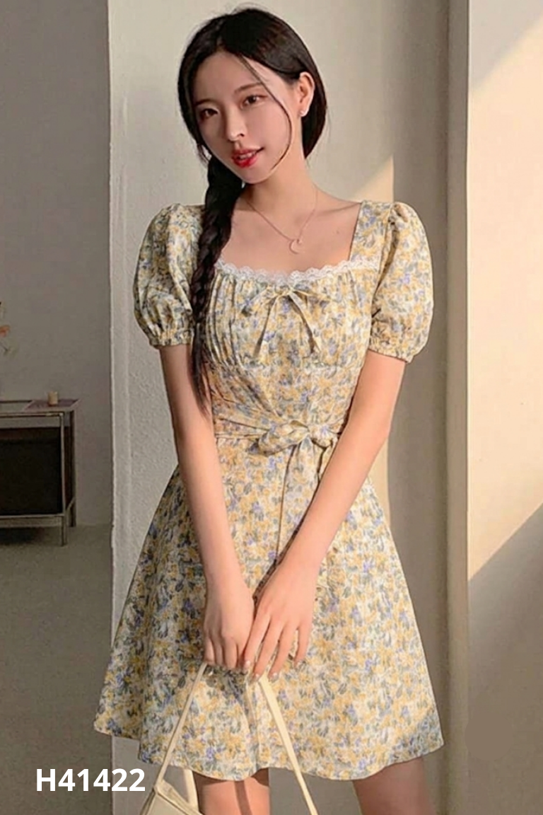 Váy xanh MOXE cổ ren họa tiết