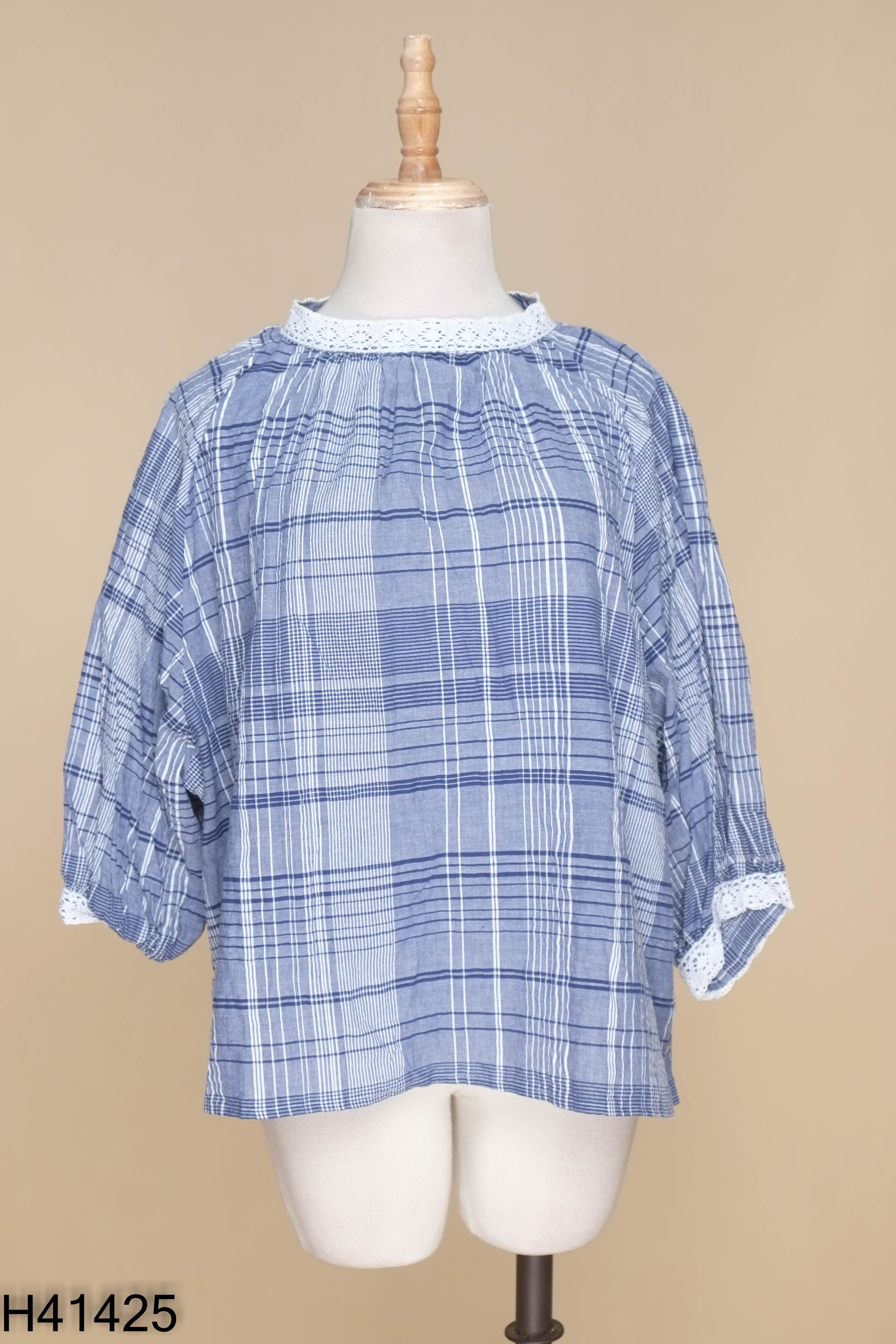 Áo kiểu xanh phối ren