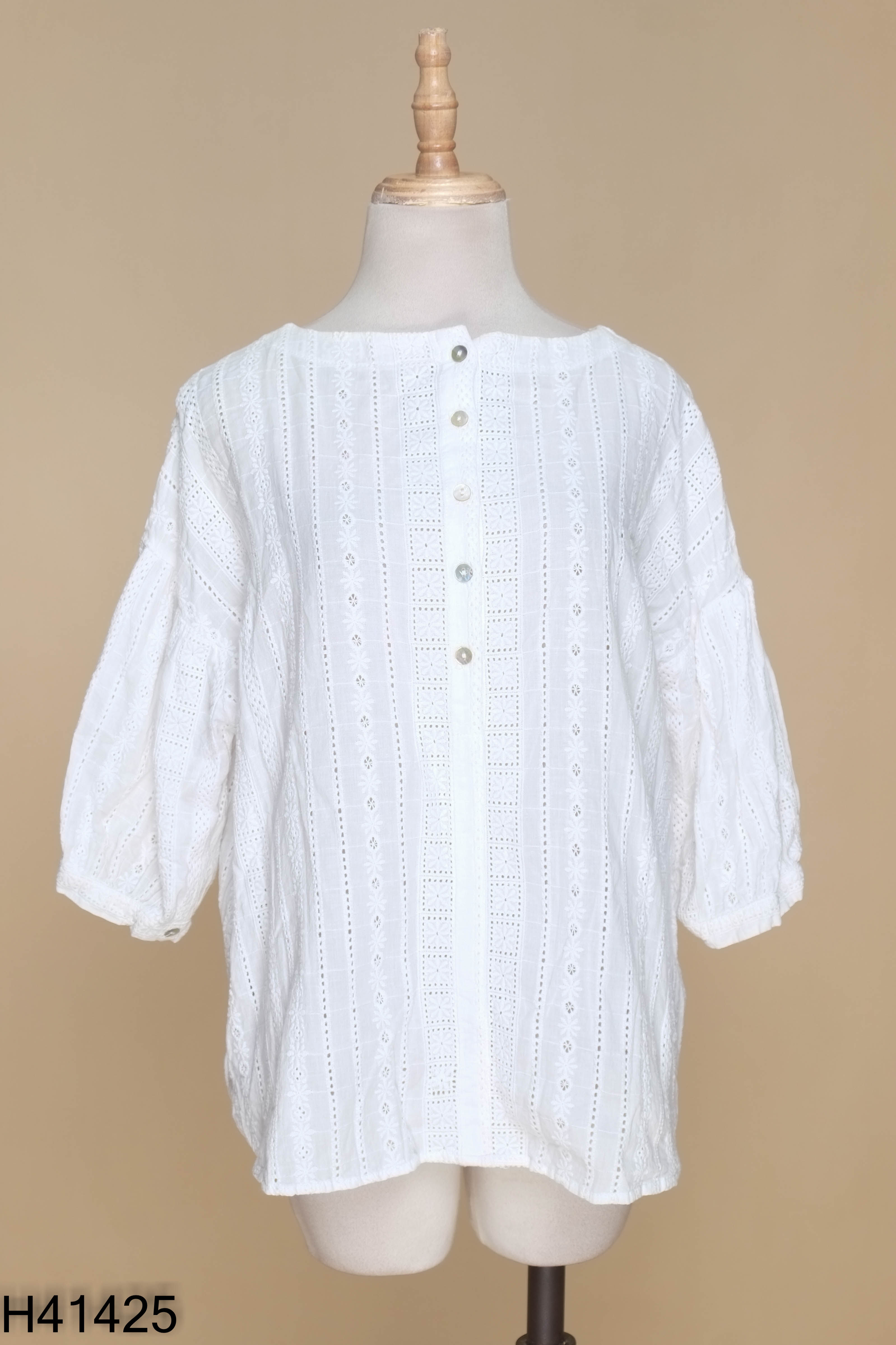 Áo kiểu trắng ren tay lửng