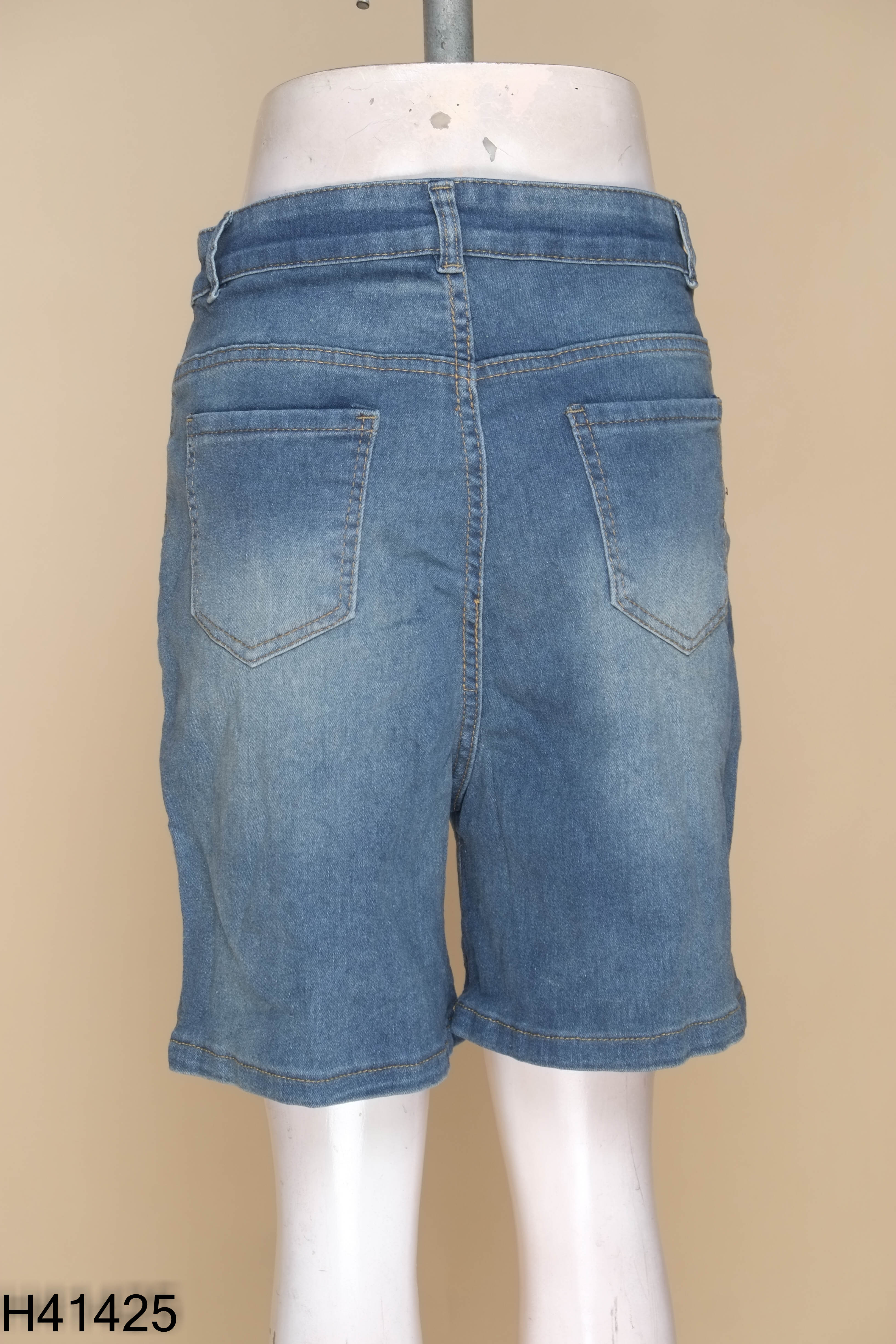 Quần shorts xanh chữ X