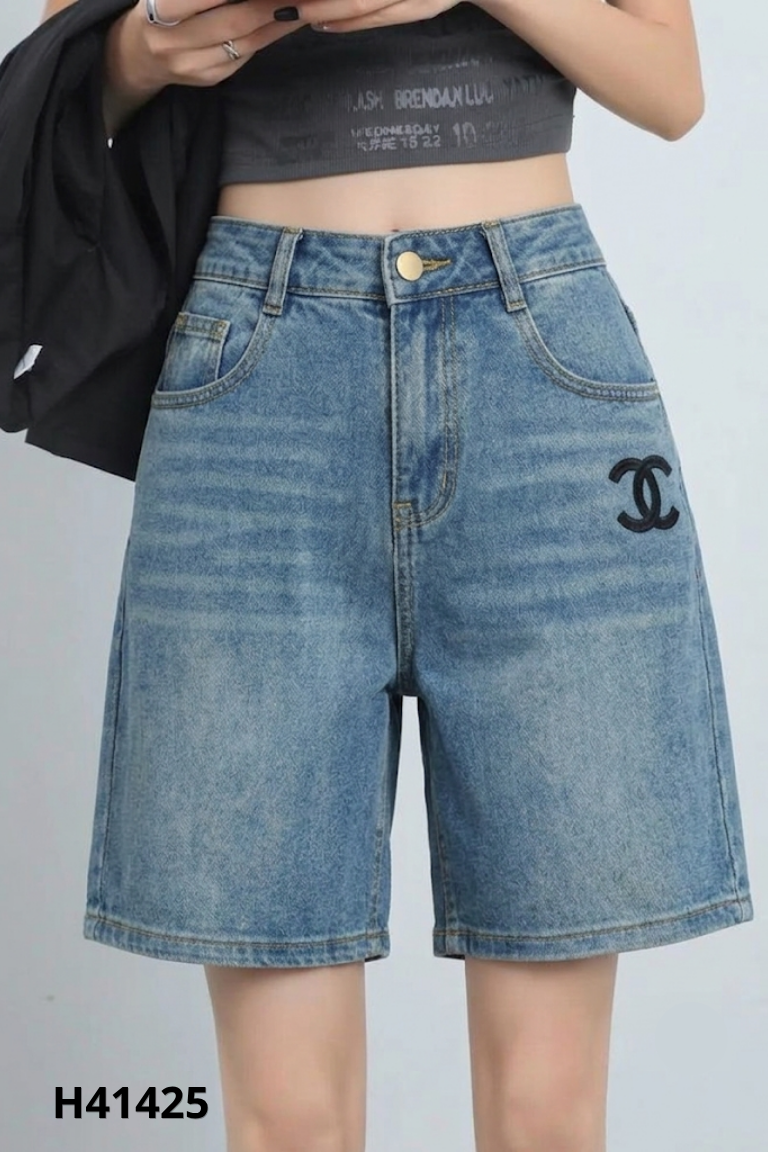 Quần shorts xanh chữ X