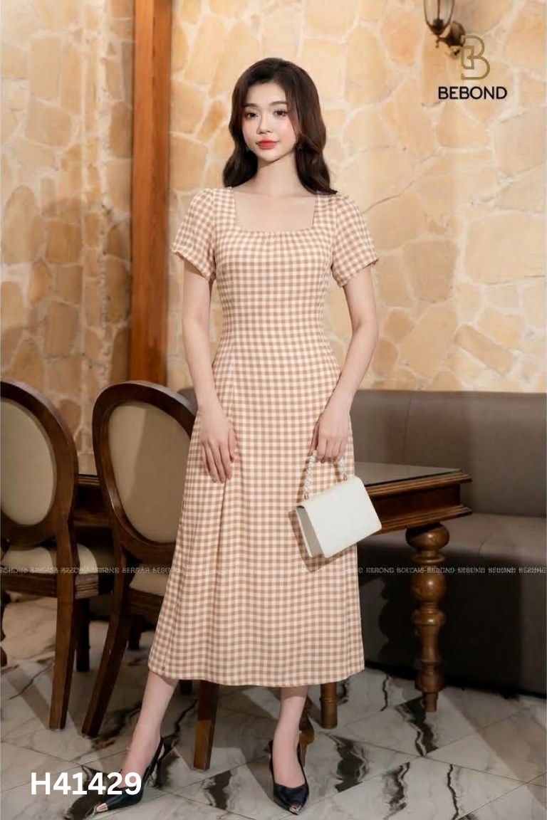 Váy vàng kẻ cổ vuông