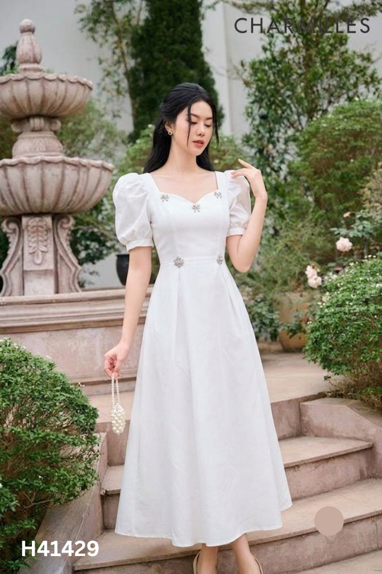 Váy trắng dài đính khuy tay bồng