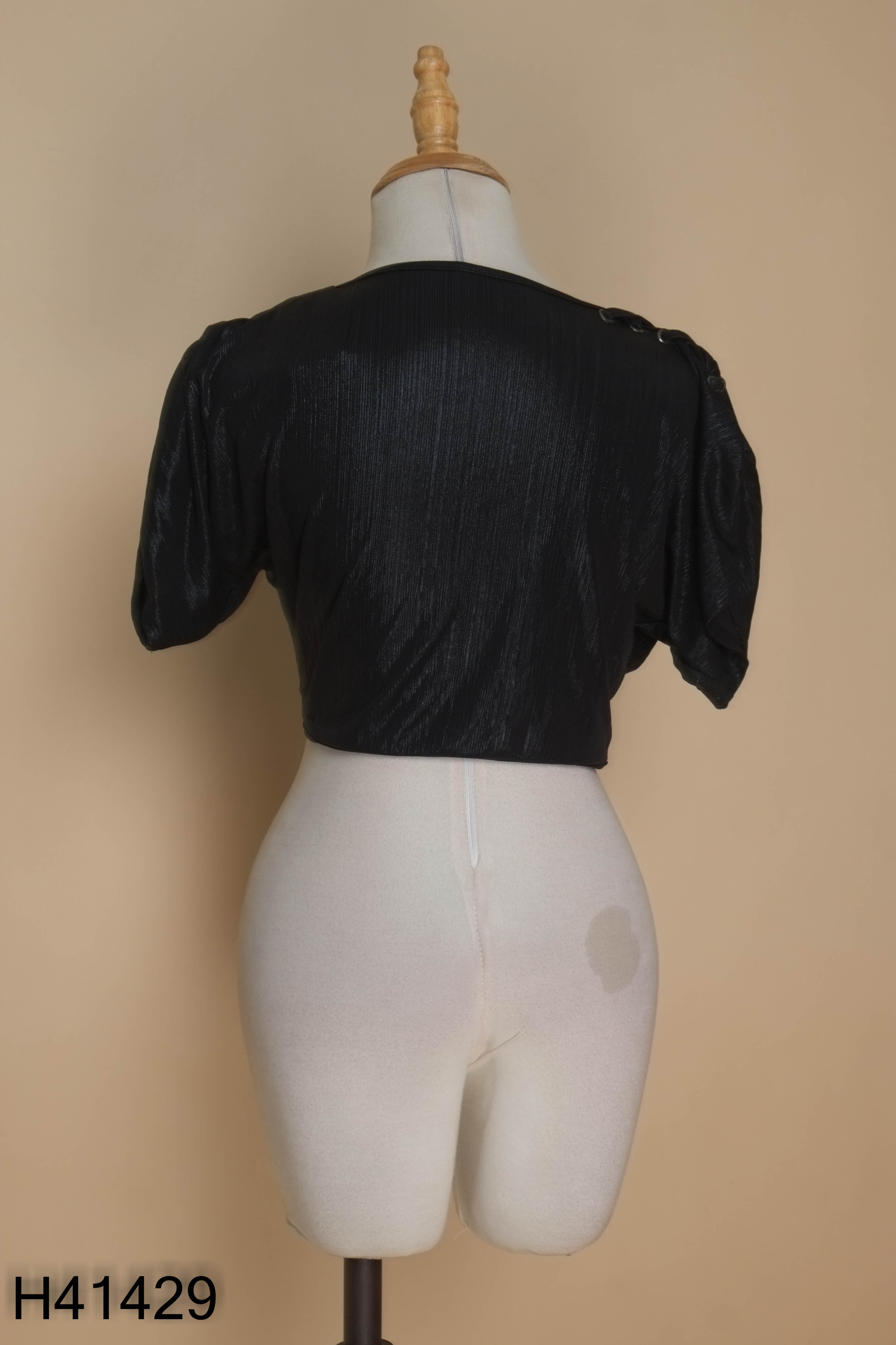 Áo crotop đen buộc dây