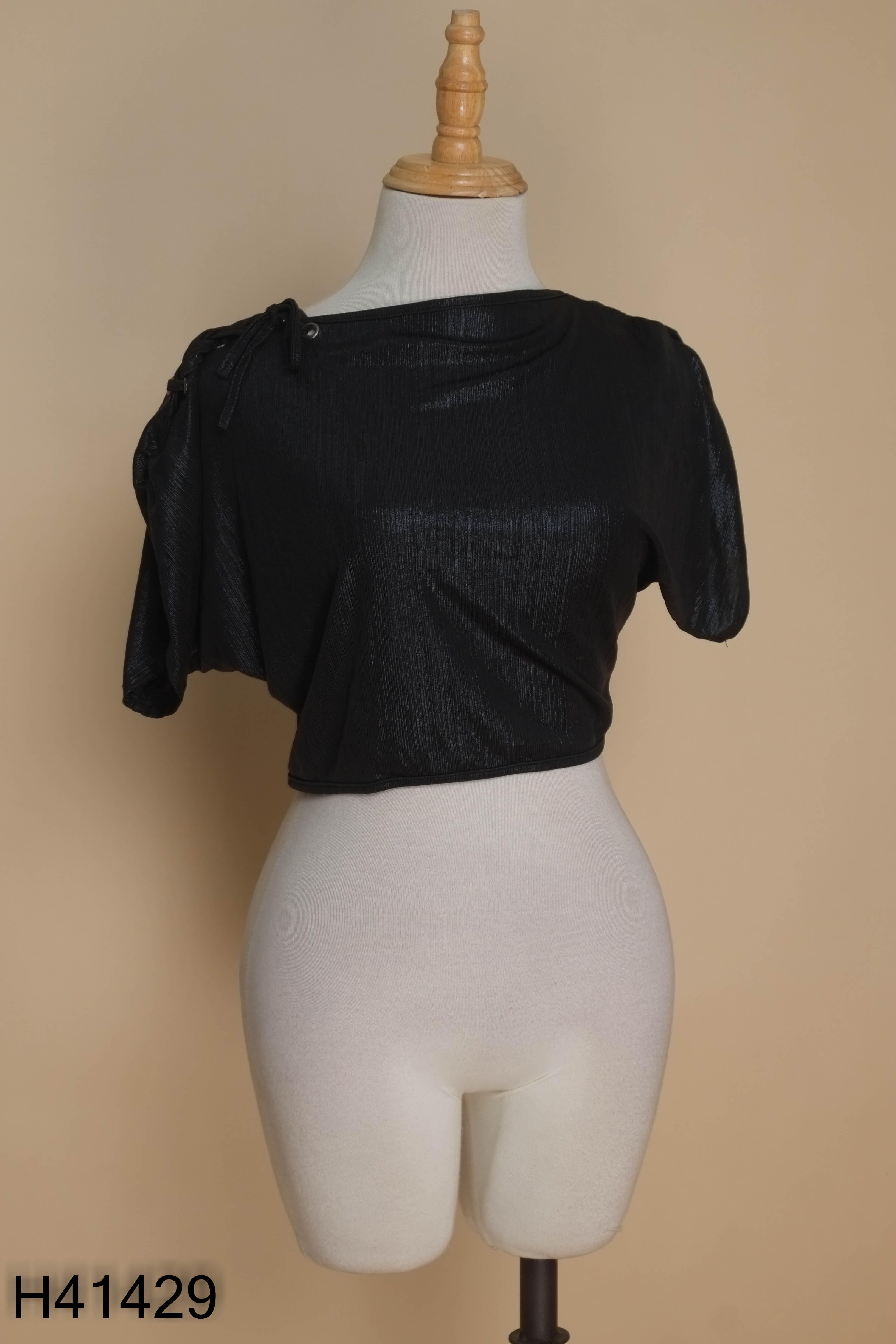 Áo crotop đen buộc dây