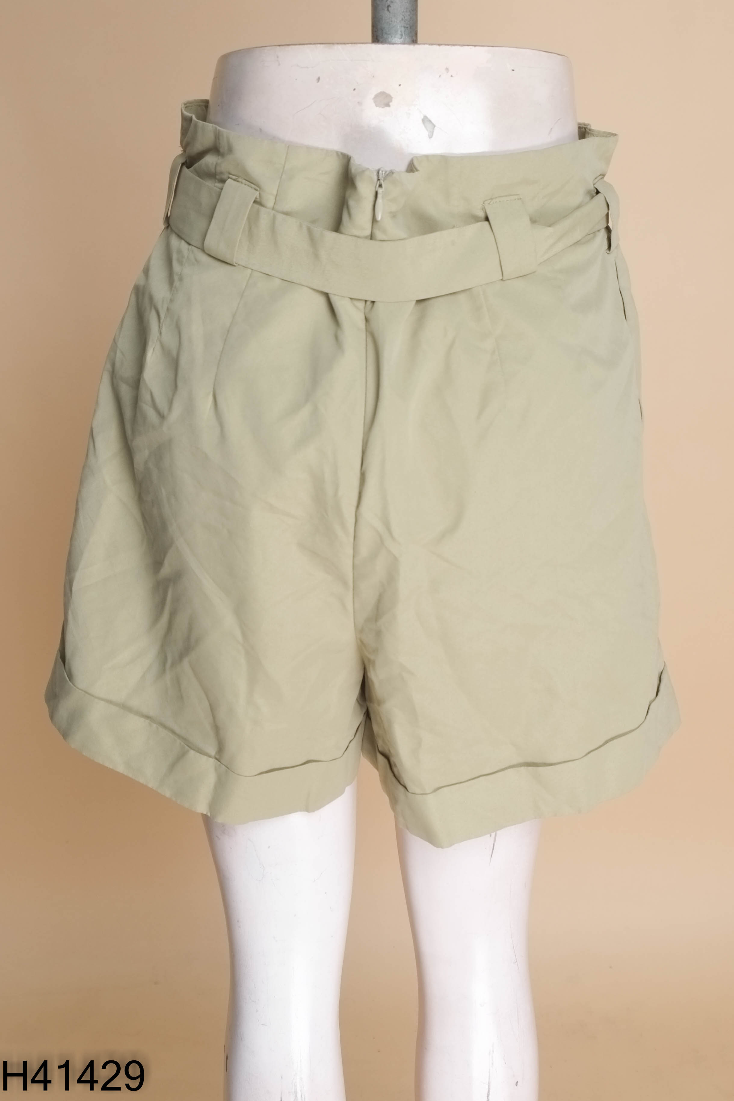 Quần shorts xanh buộc eo