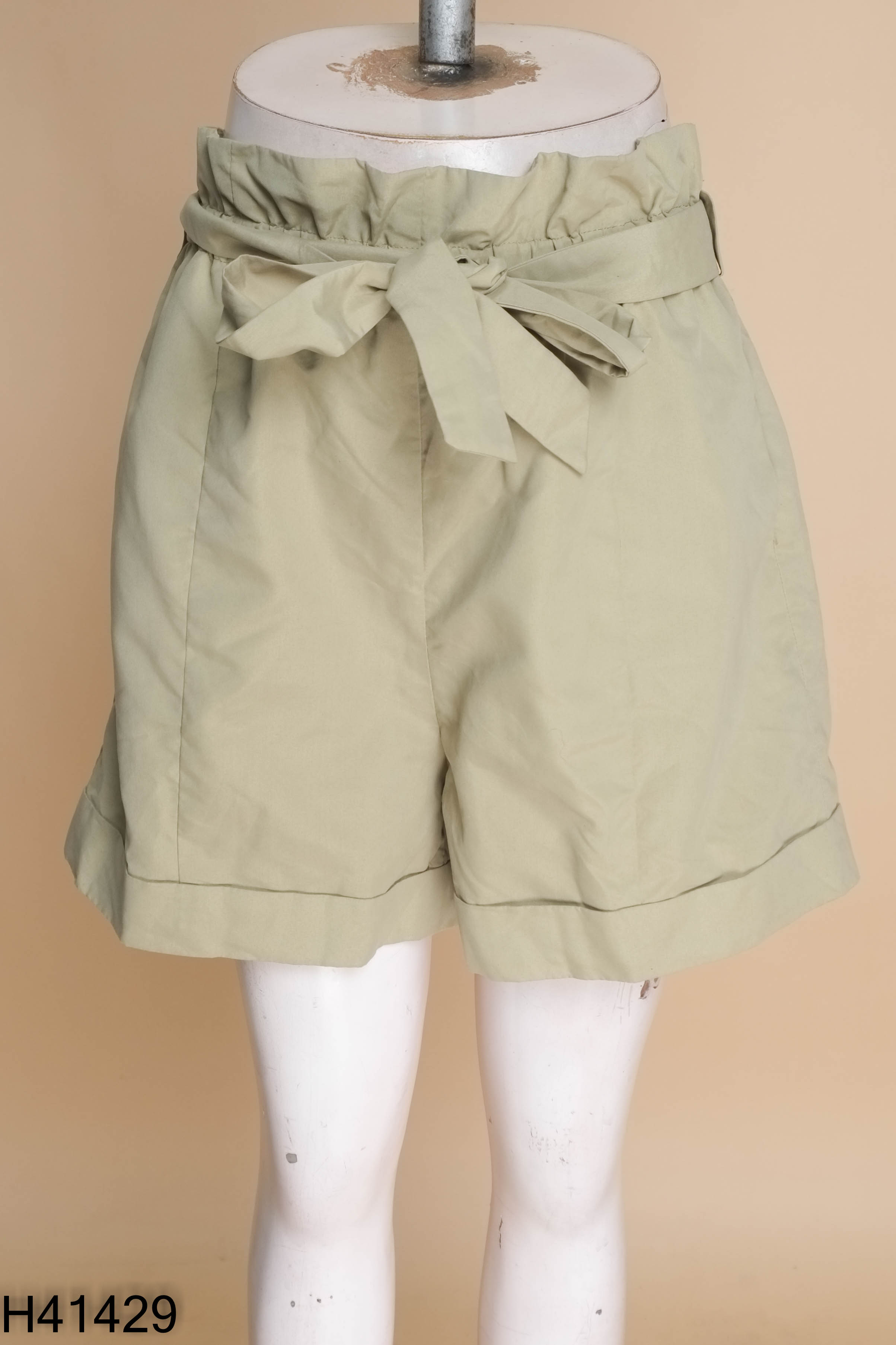 Quần shorts xanh buộc eo