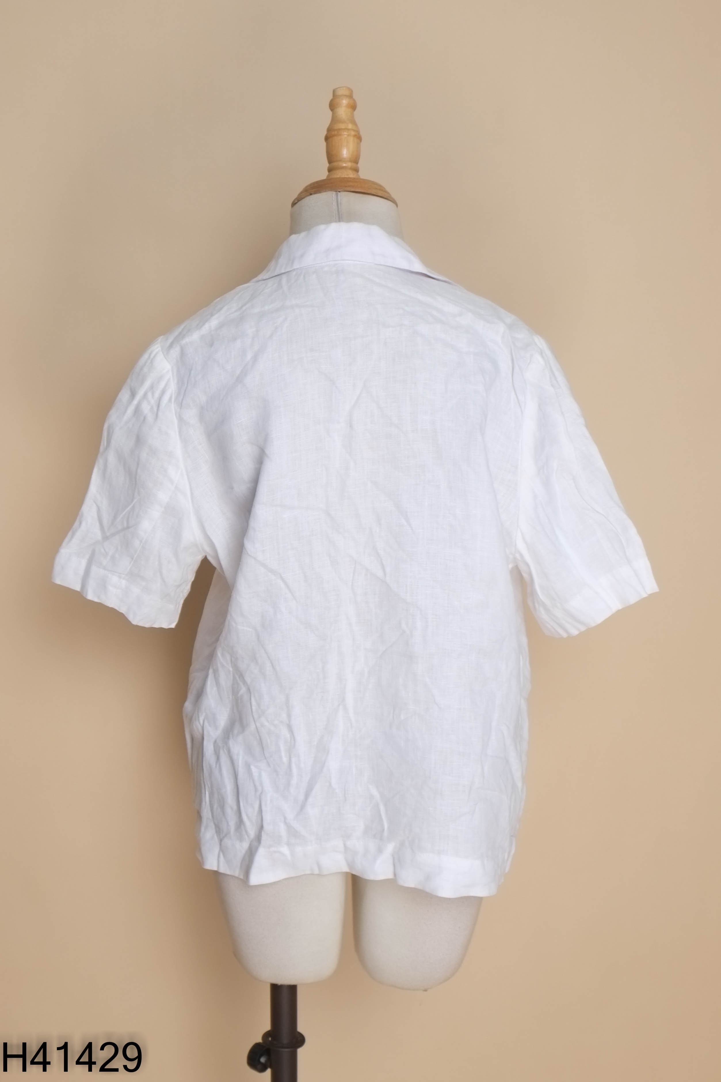 Áo trắng cổ vest cúc