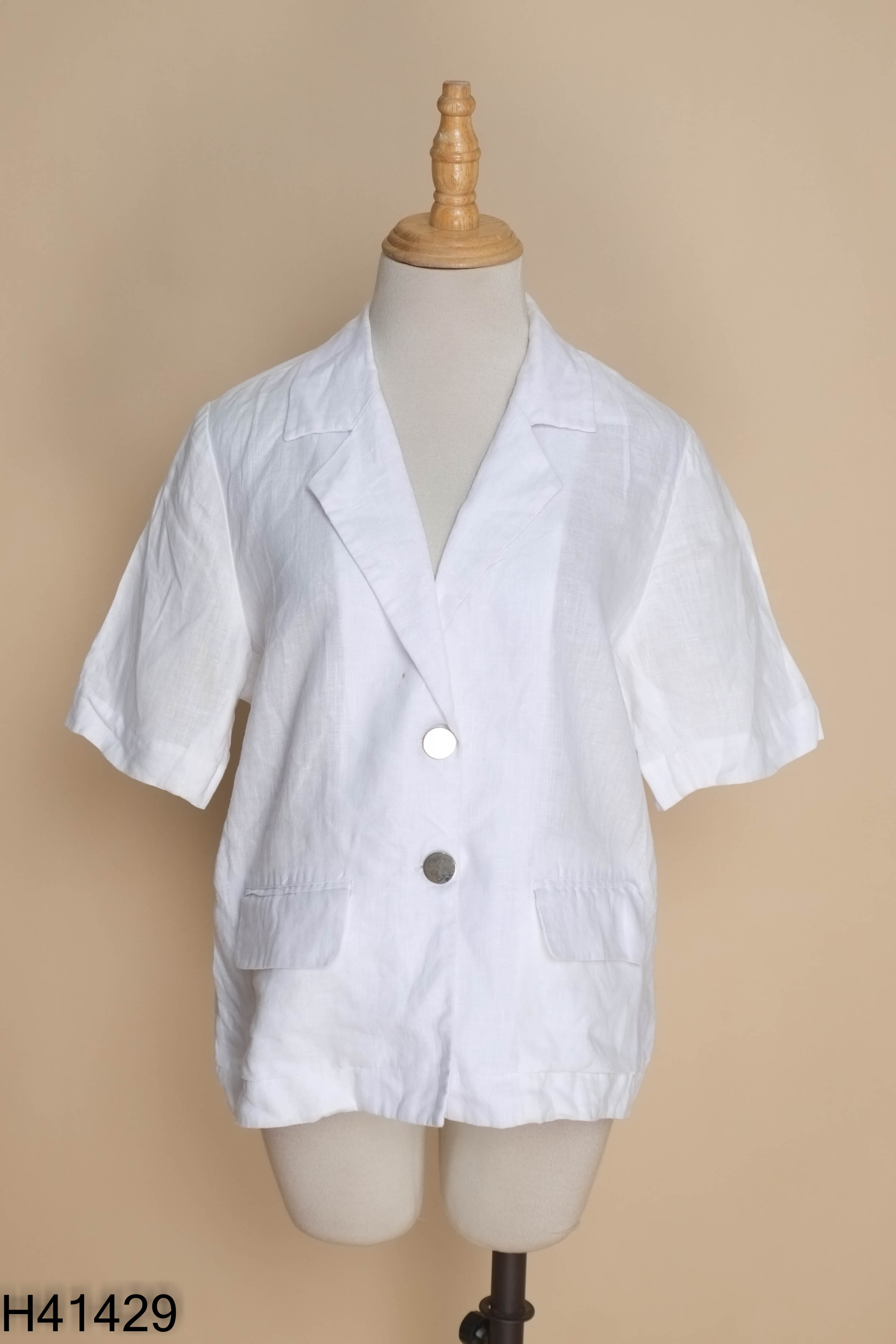 Áo trắng cổ vest cúc