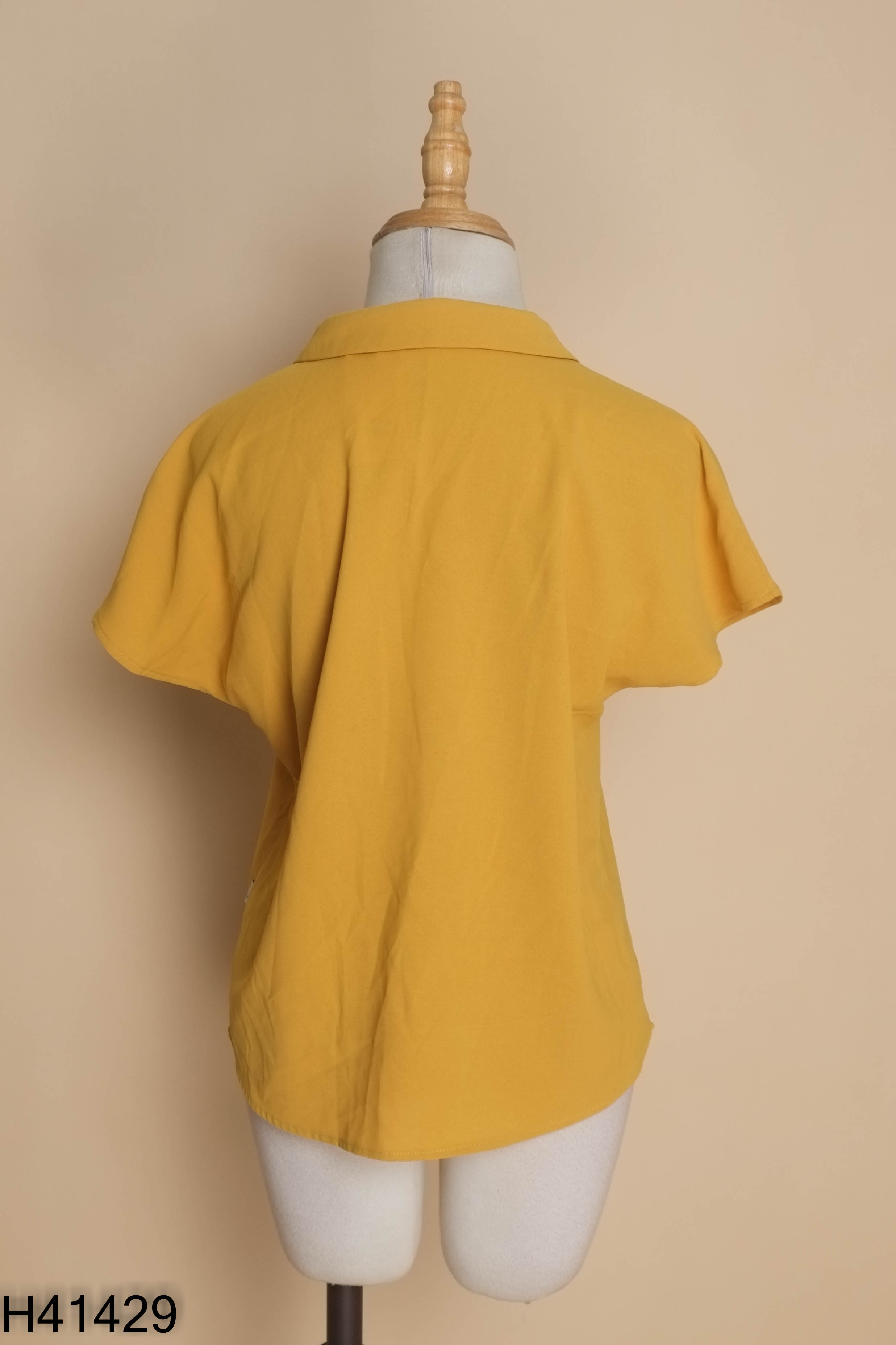 Áo vàng TIIN cổ vest