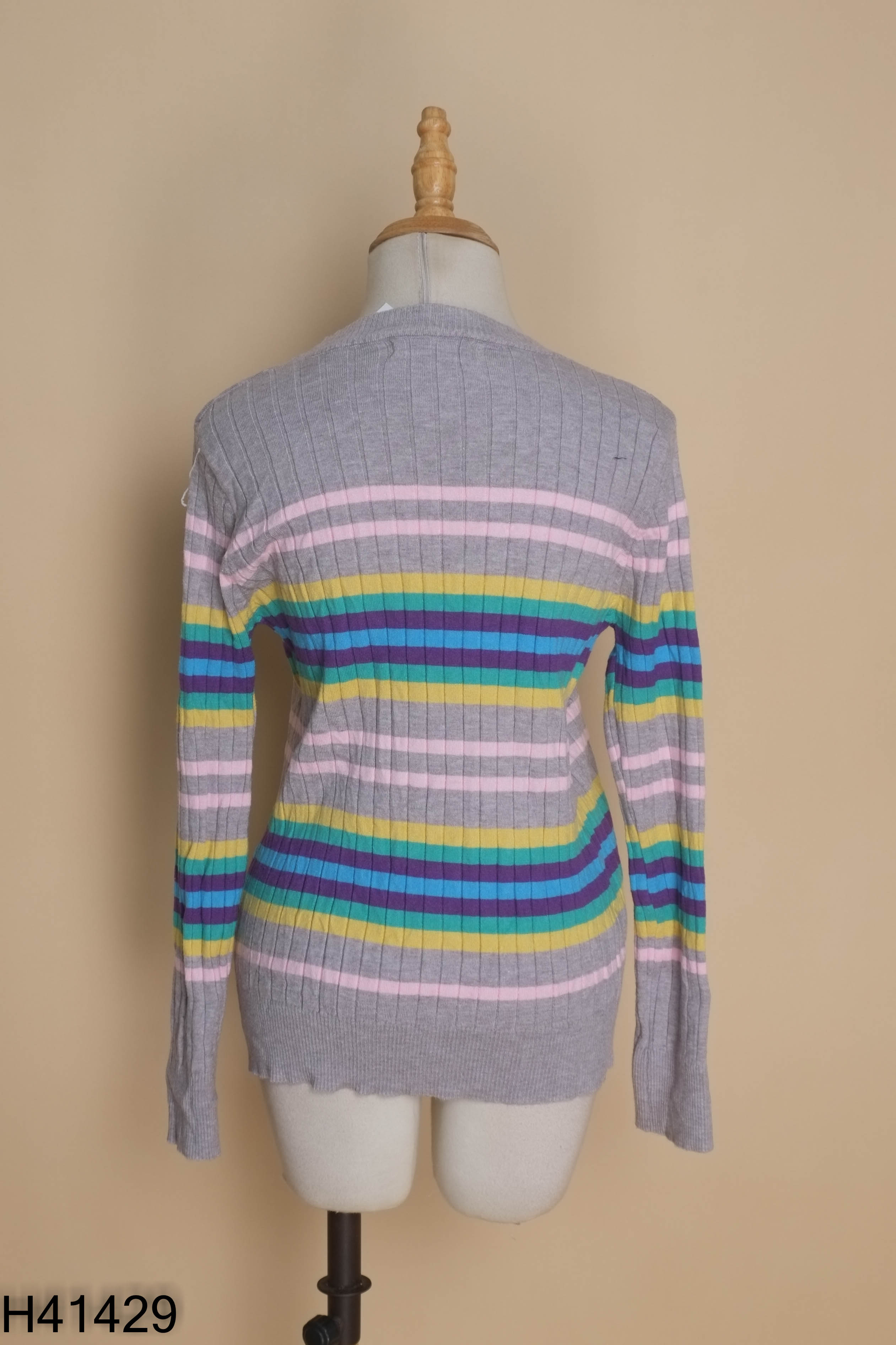 Áo cardigan len ghi kẻ cúc hồng