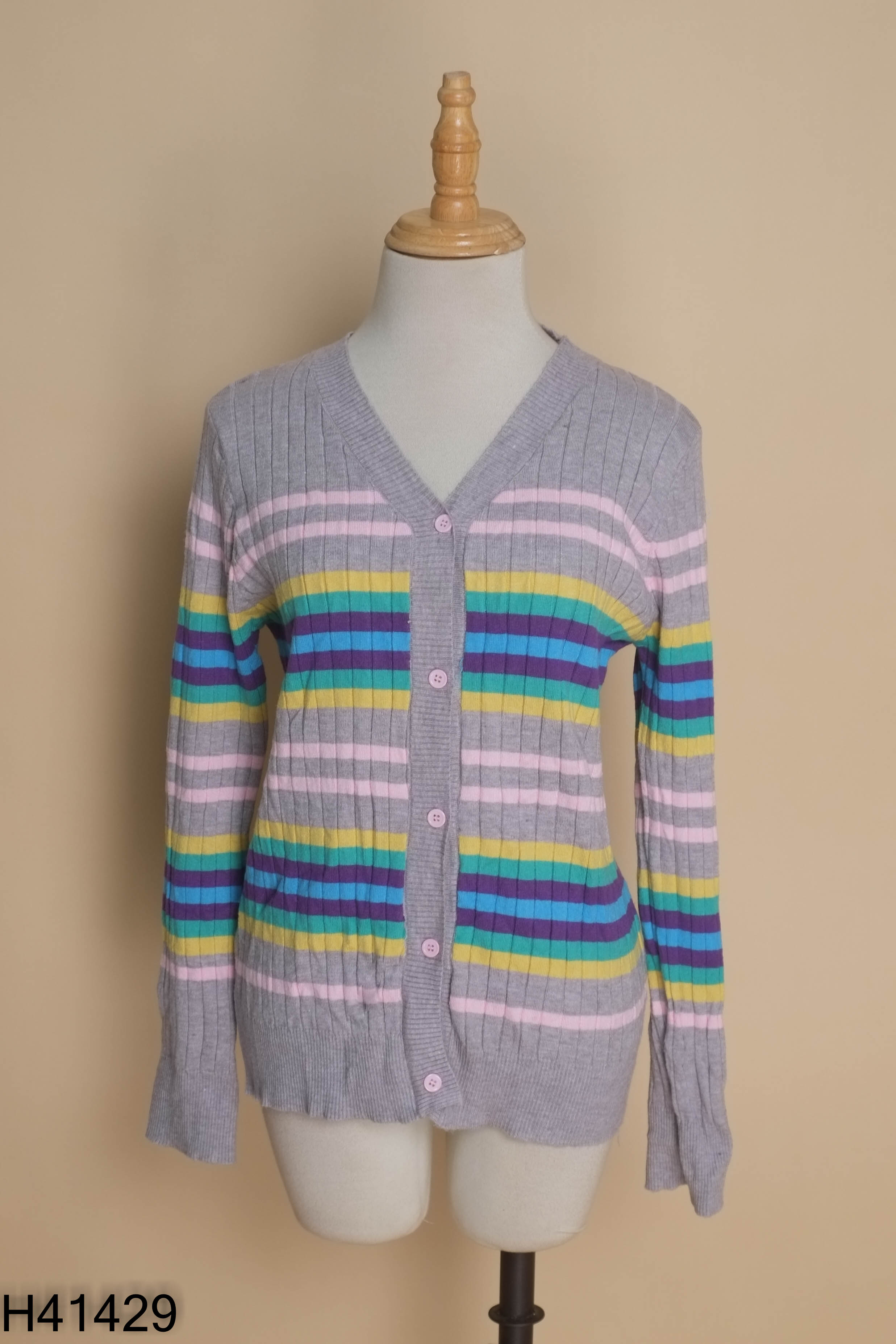 Áo cardigan len ghi kẻ cúc hồng
