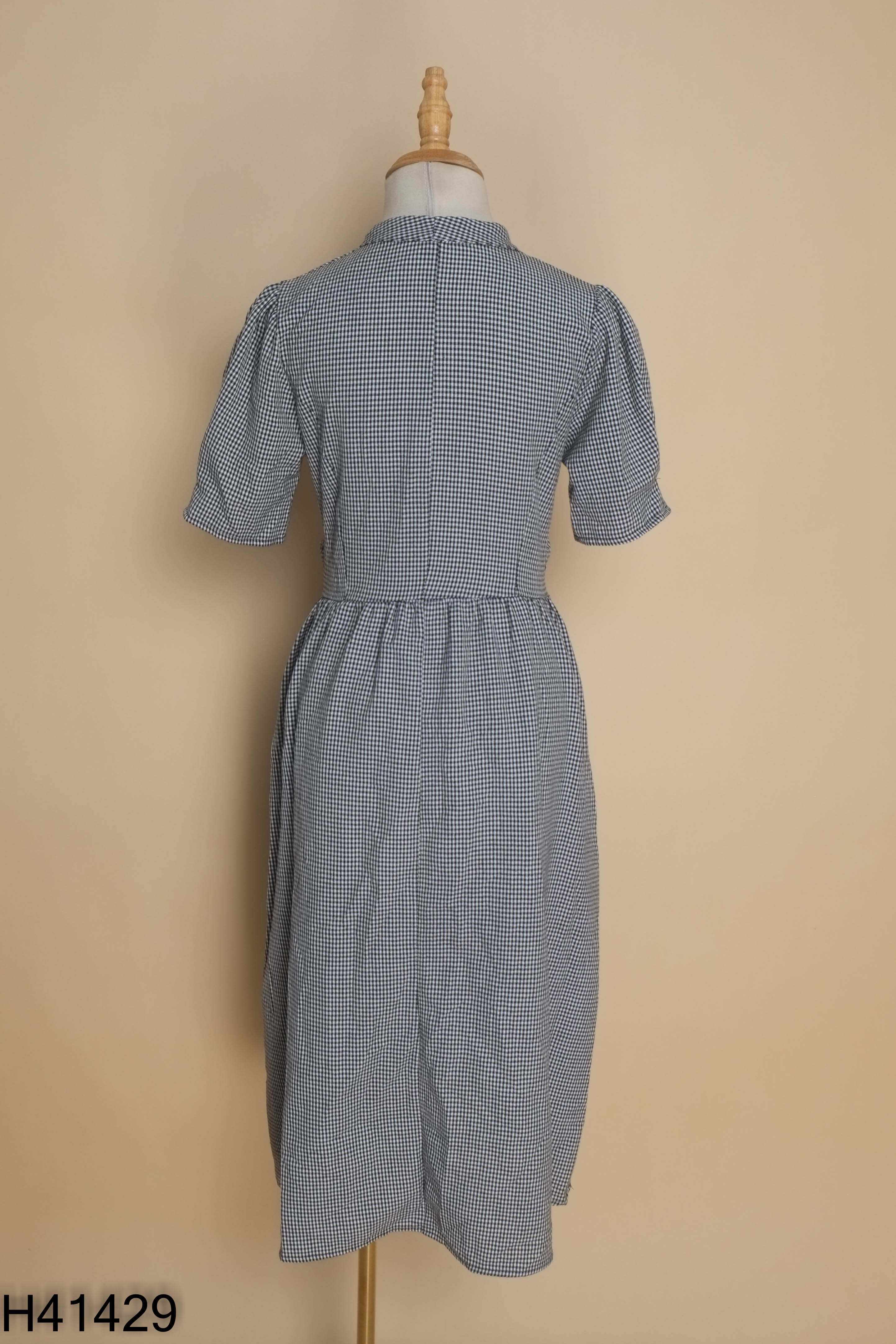 Váy đen GUOGUO WOMEN kẻ cổ tim