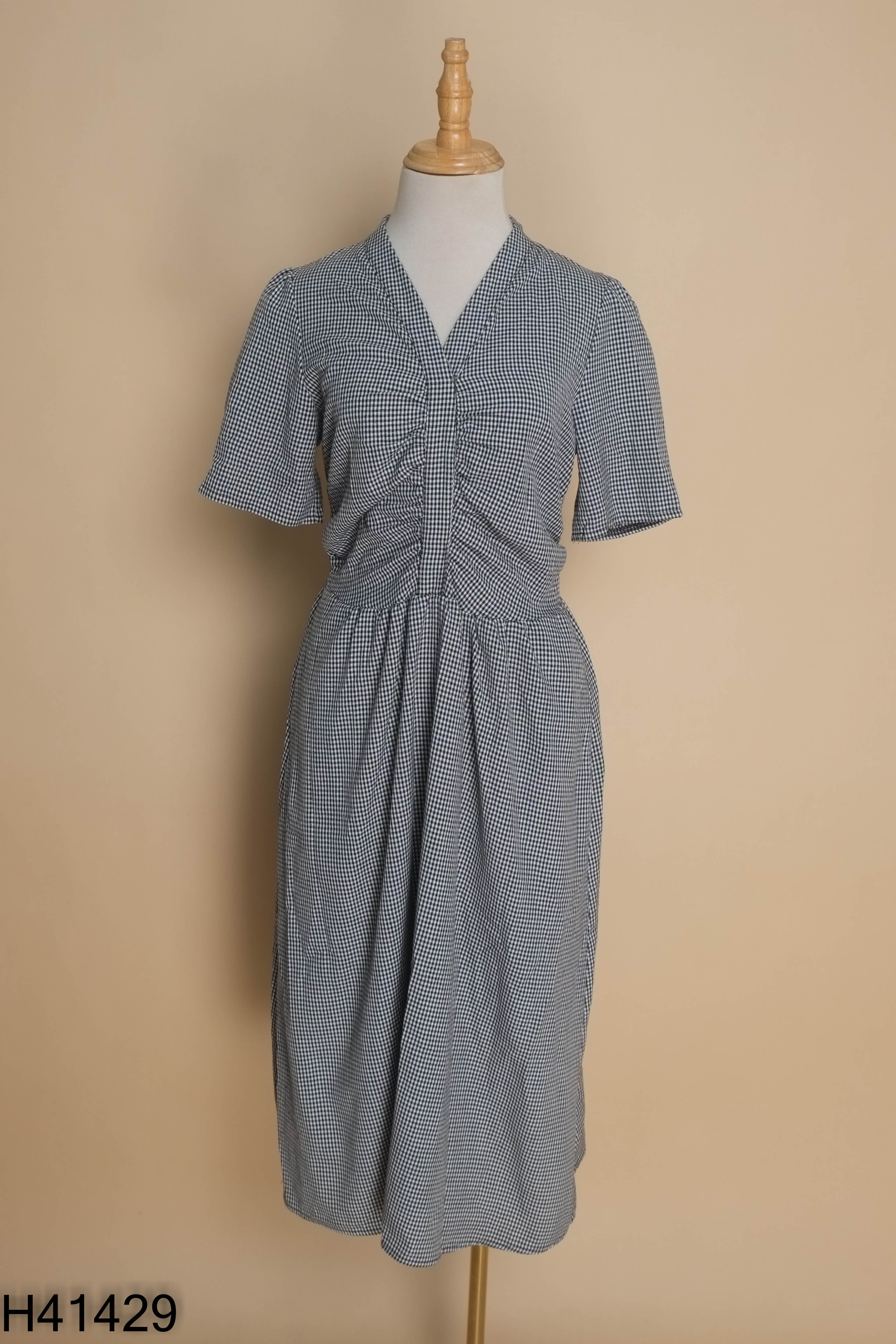 Váy đen GUOGUO WOMEN kẻ cổ tim
