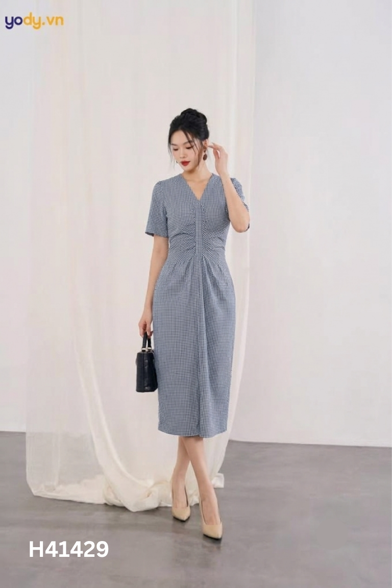 Váy đen GUOGUO WOMEN kẻ cổ tim