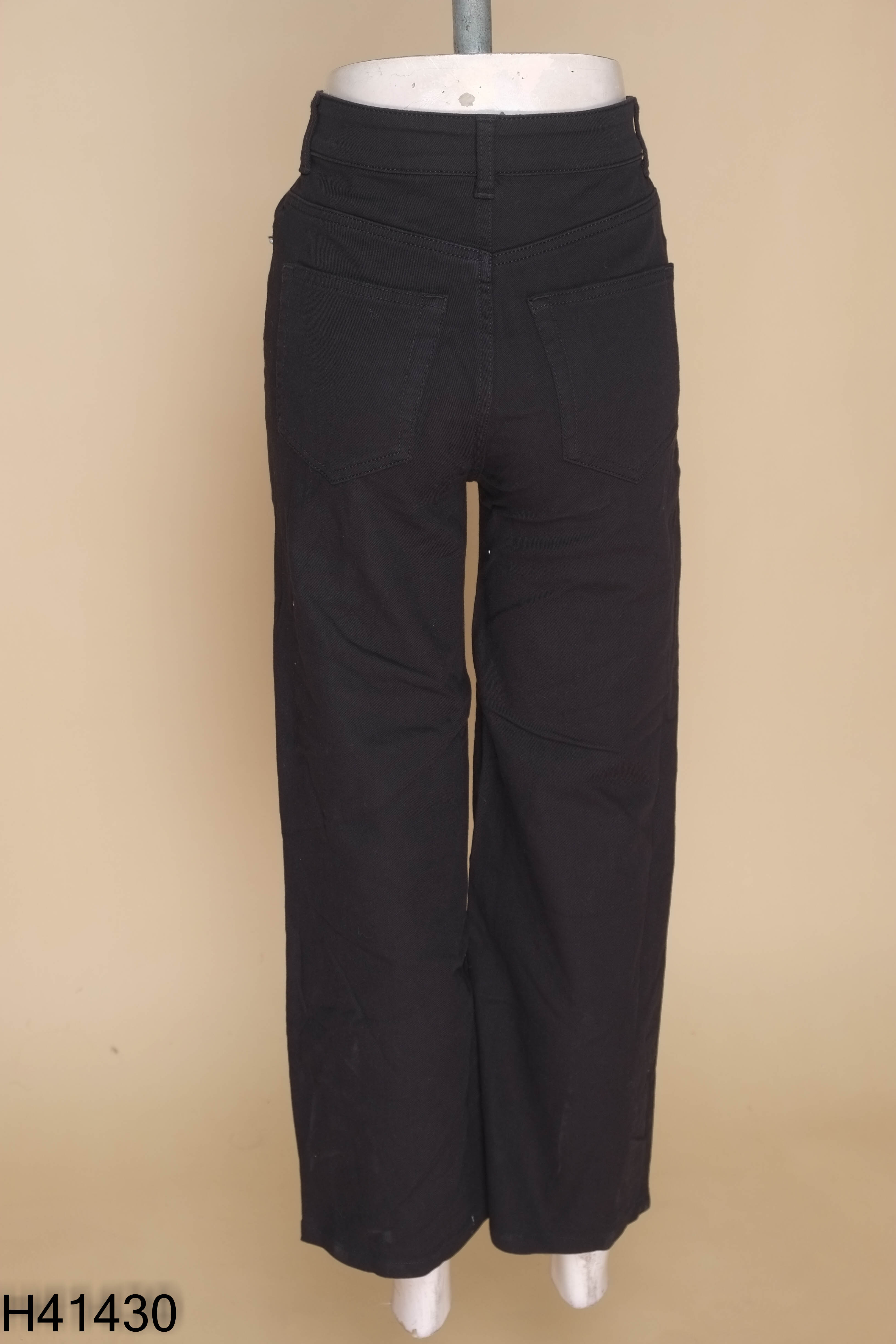 Quần jeans đen DIVIDED