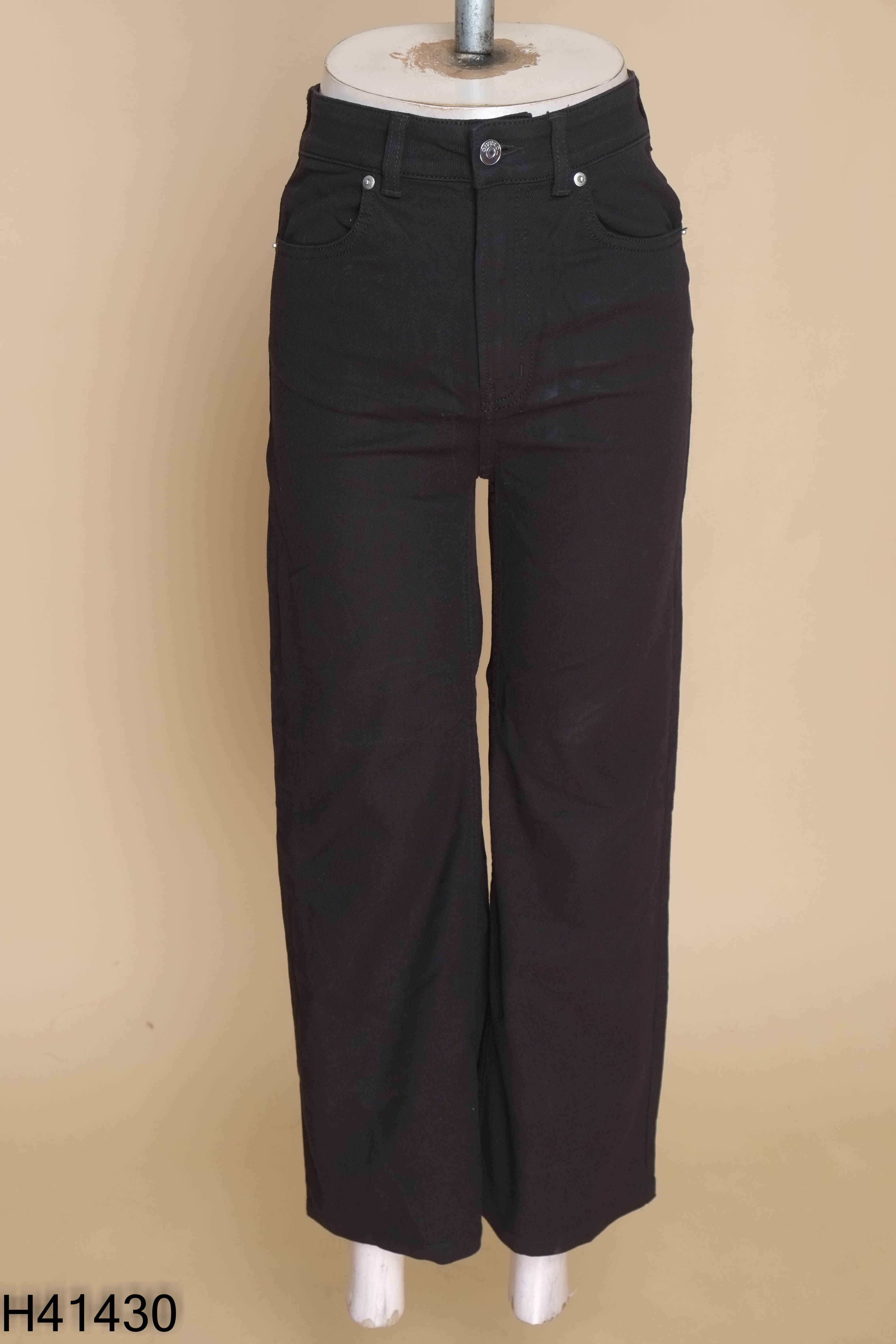 Quần jeans đen DIVIDED