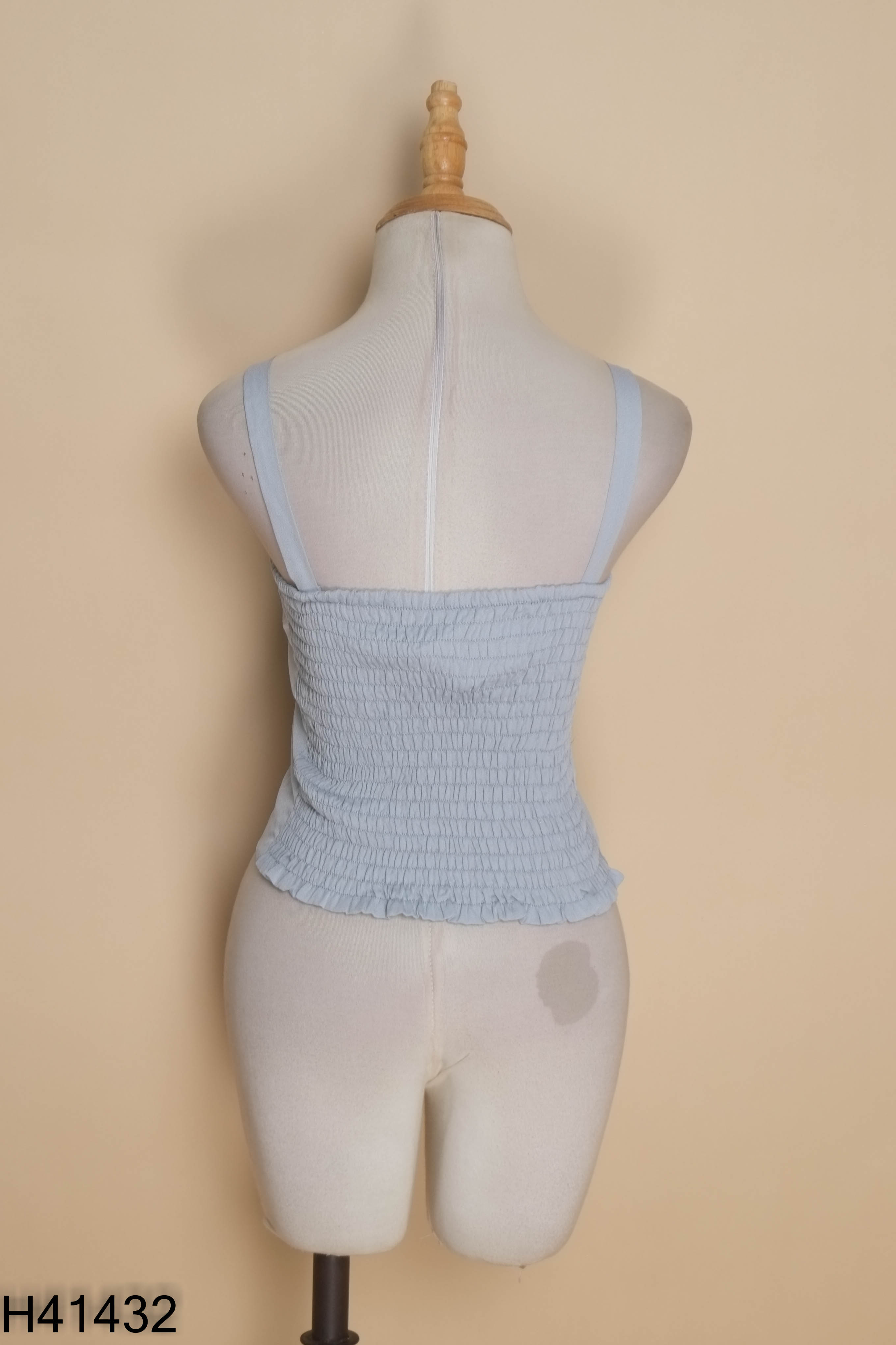 Áo croptop xanh nhún lưng