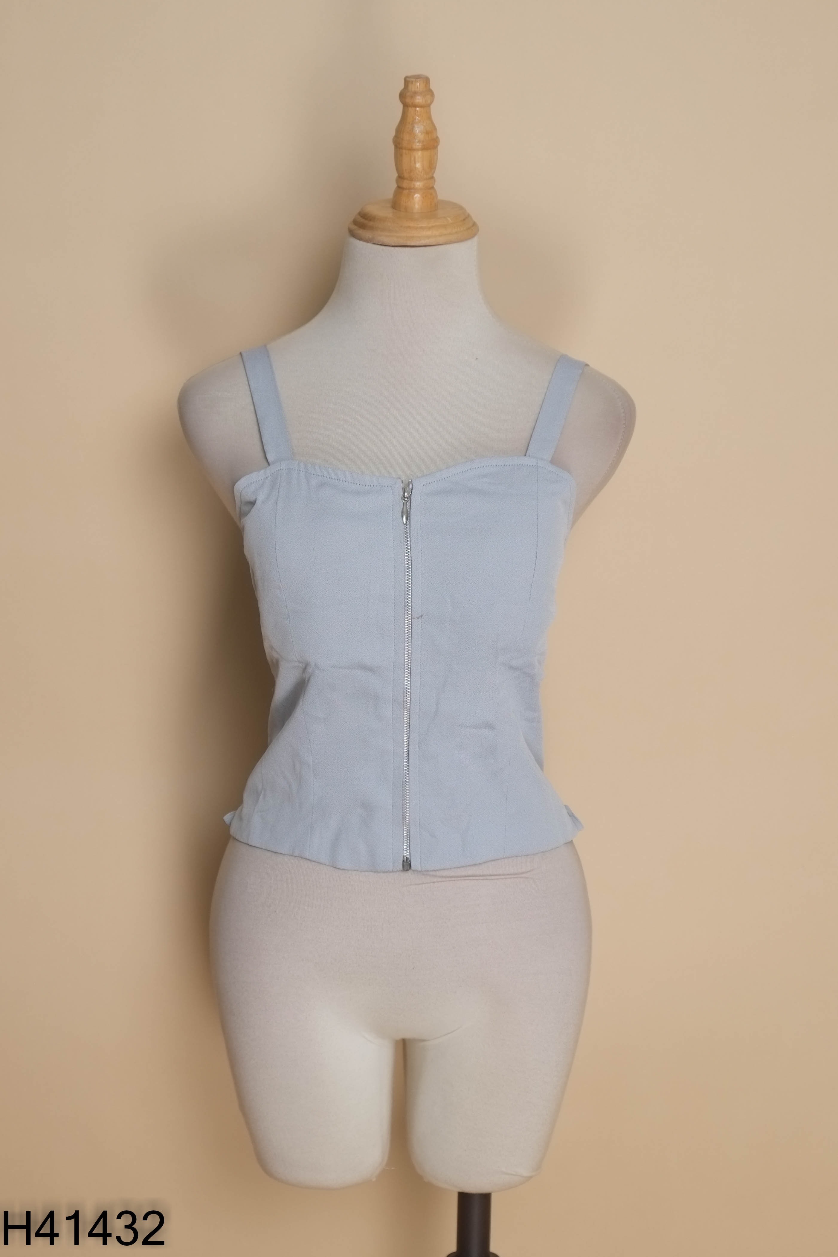 Áo croptop xanh nhún lưng