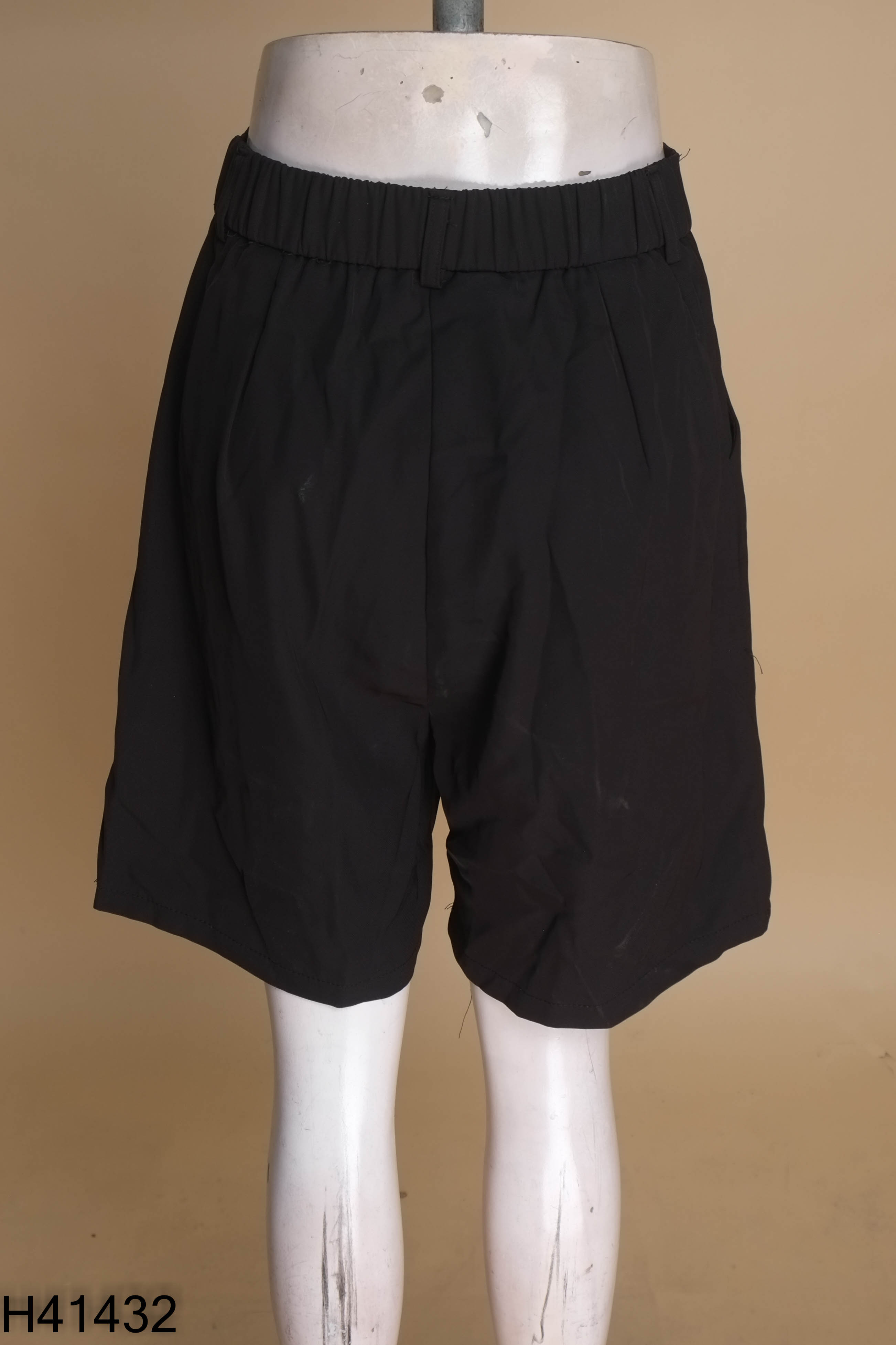 Quần short lửng đen trơn ống rộng