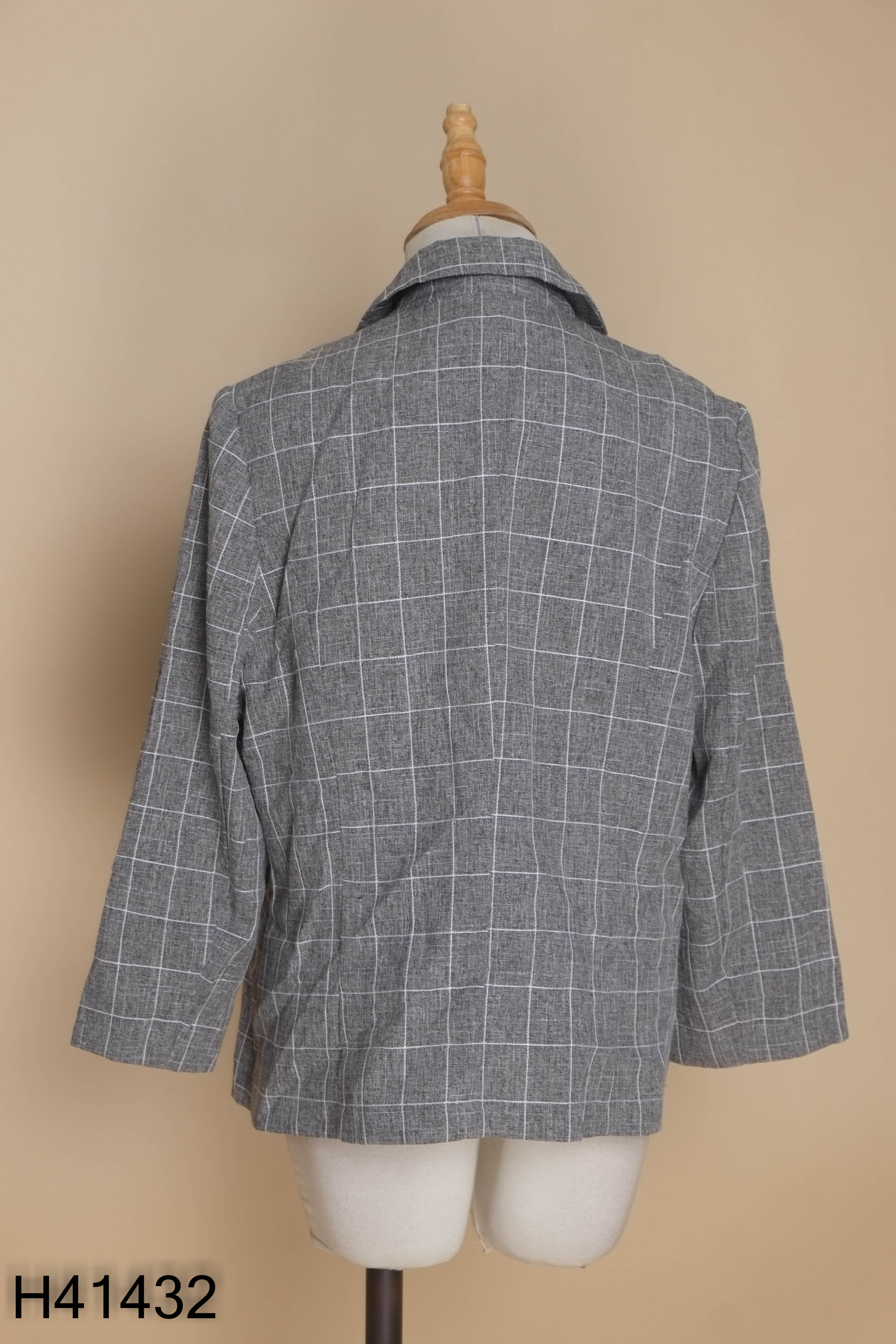 Áo blazer xám kẻ trắng phối túi
