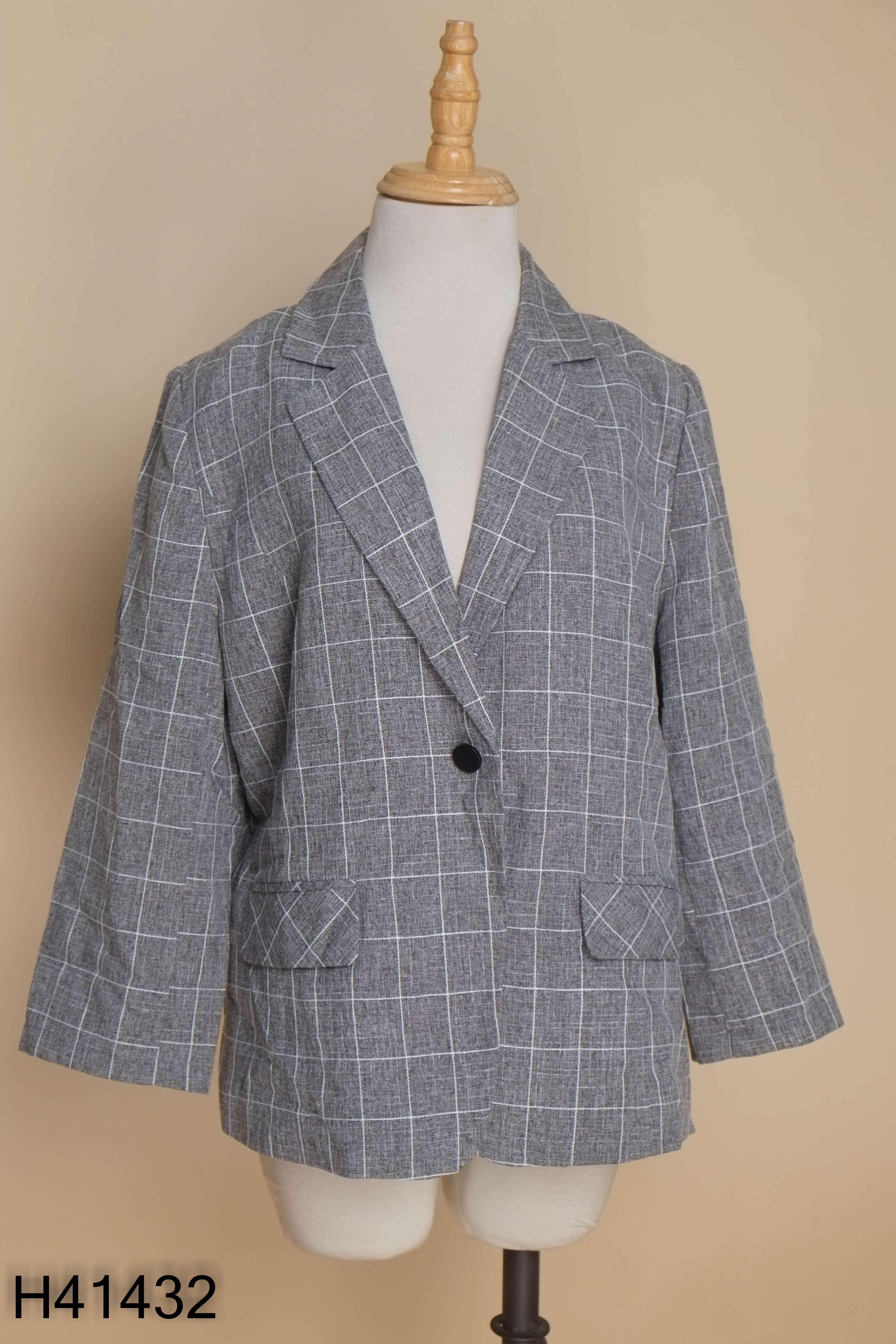 Áo blazer xám kẻ trắng phối túi