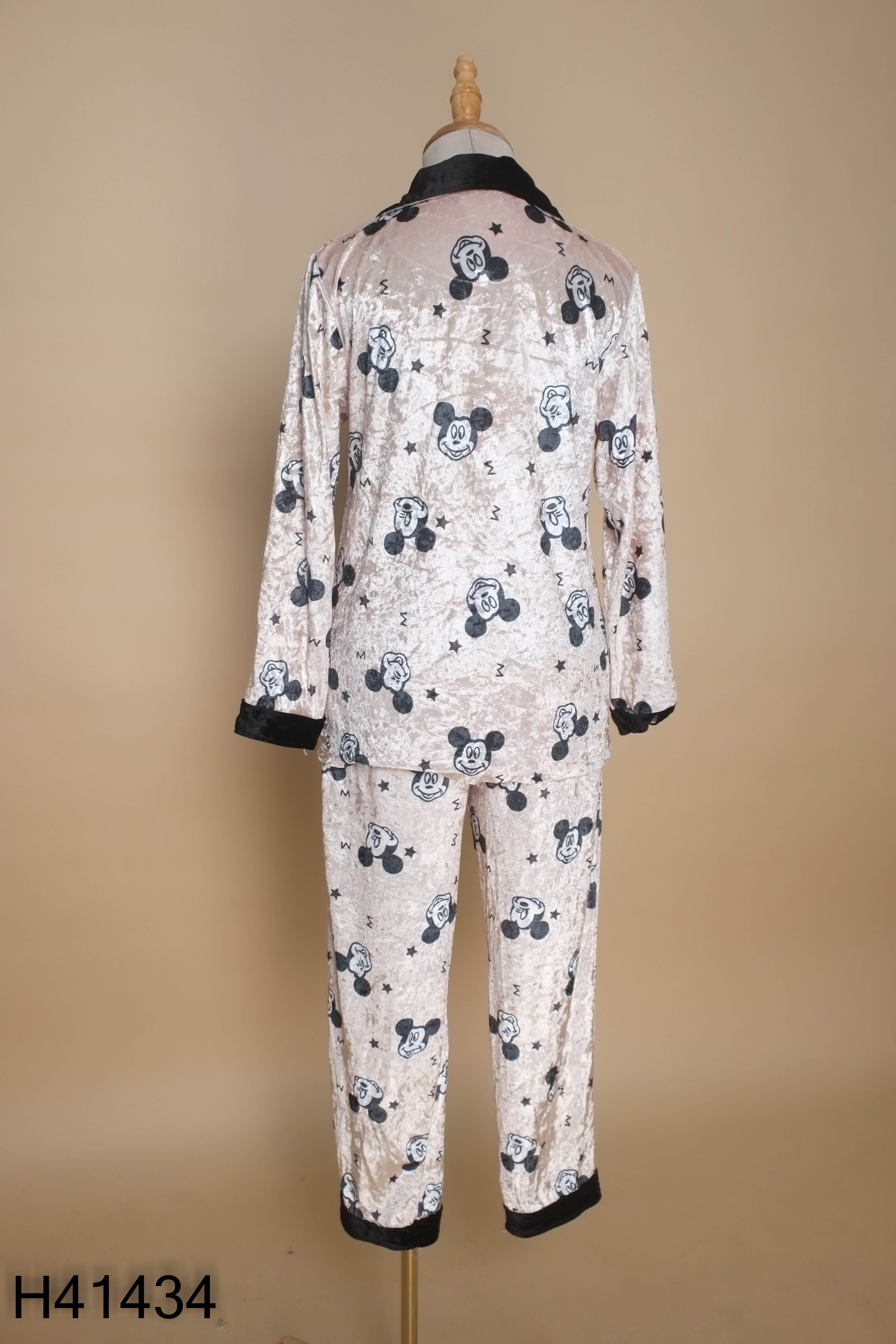 Set ngủ nhung vàng hình mickey