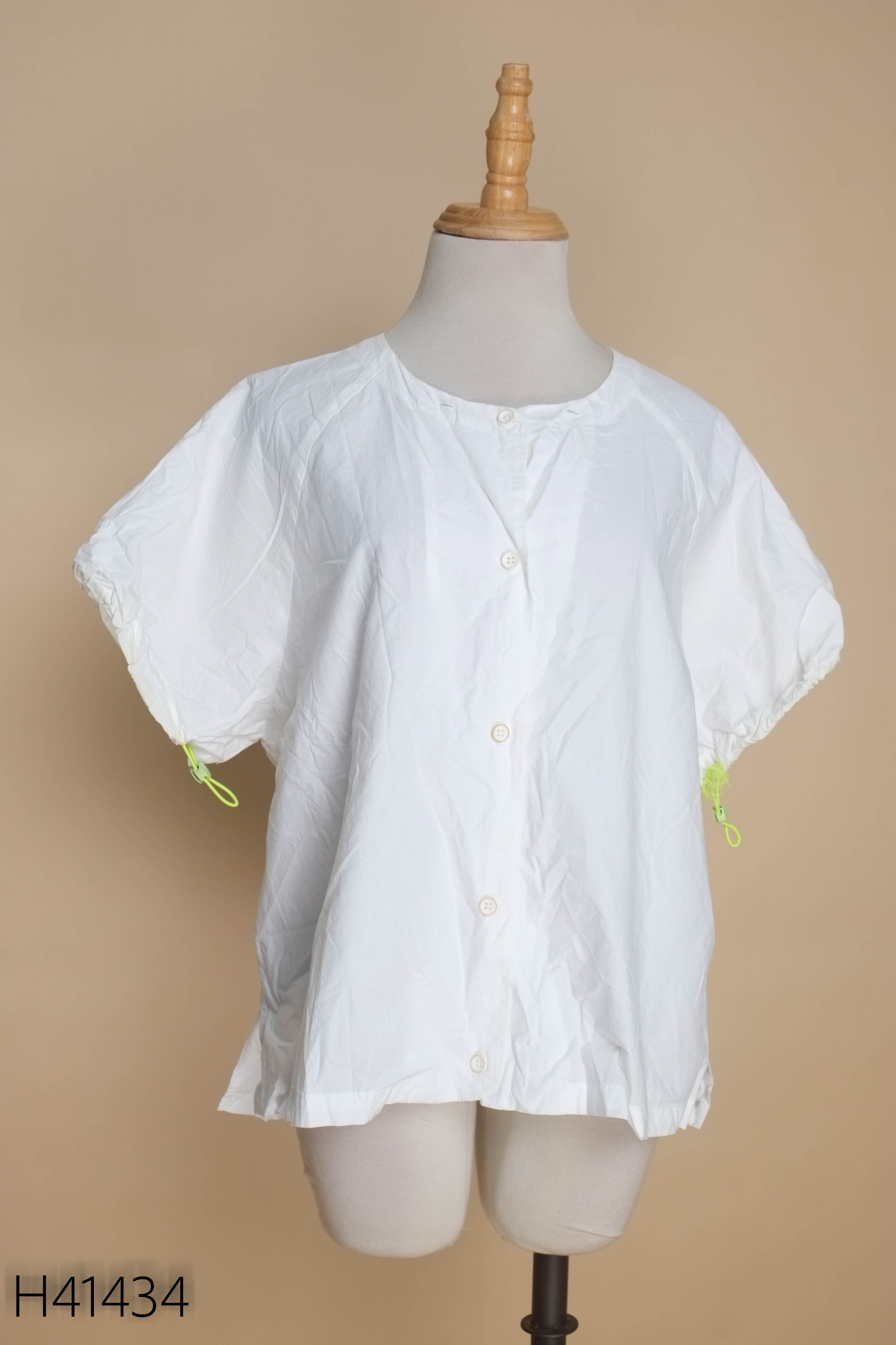 Áo trắng VIS&VIOCO ngắn tay cổ tim