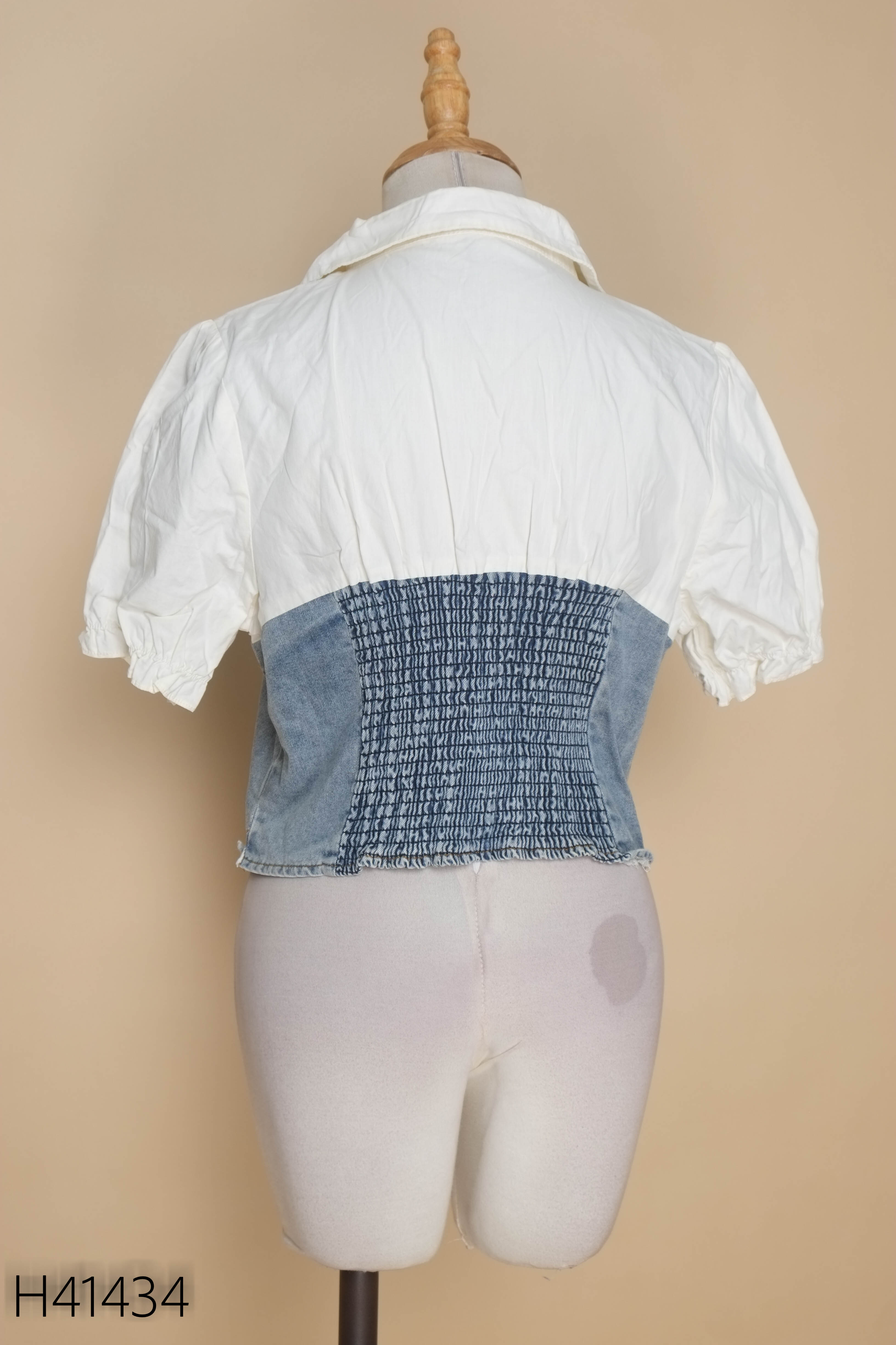 Áo trắng phối jeans xanh buộc dây