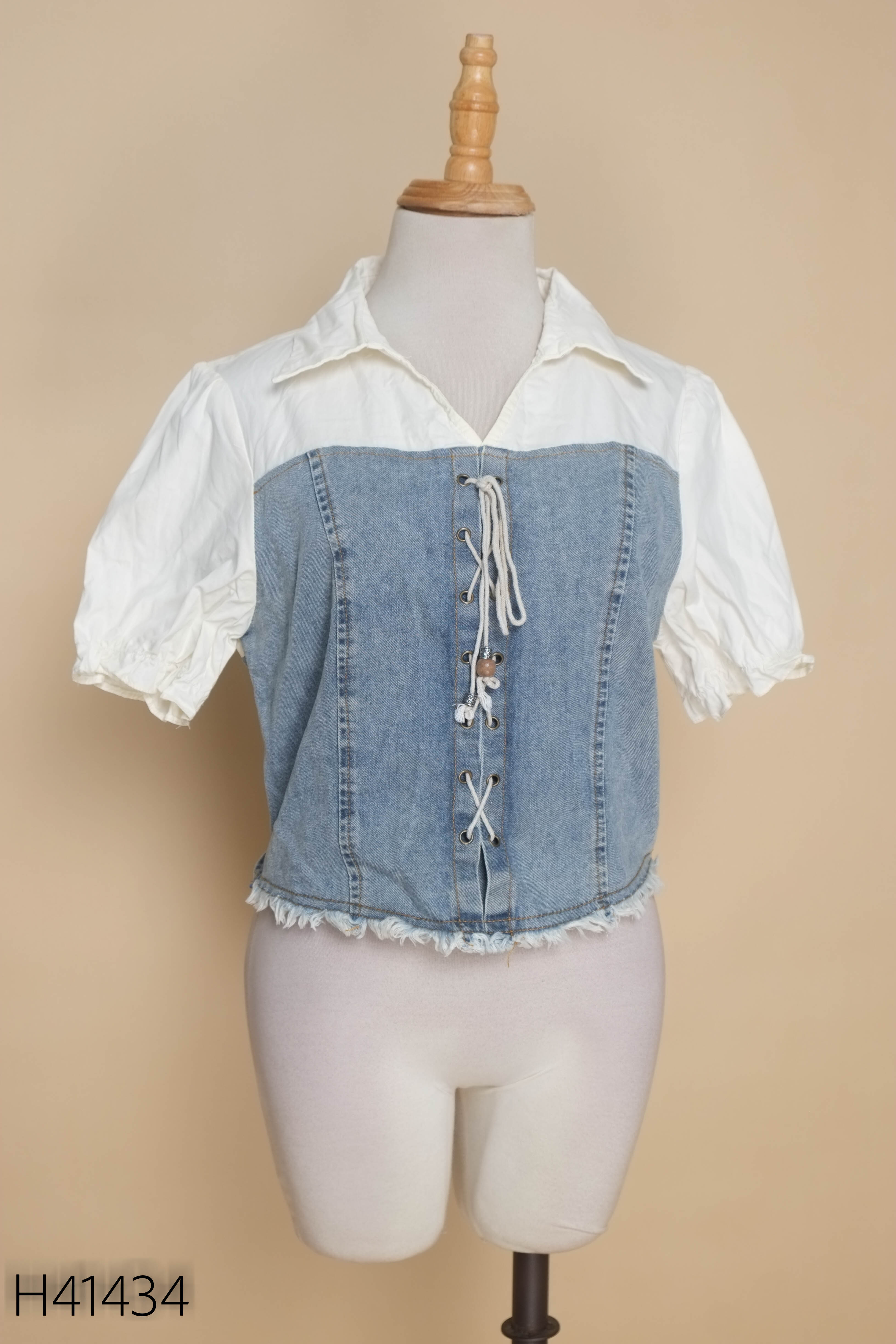 Áo trắng phối jeans xanh buộc dây