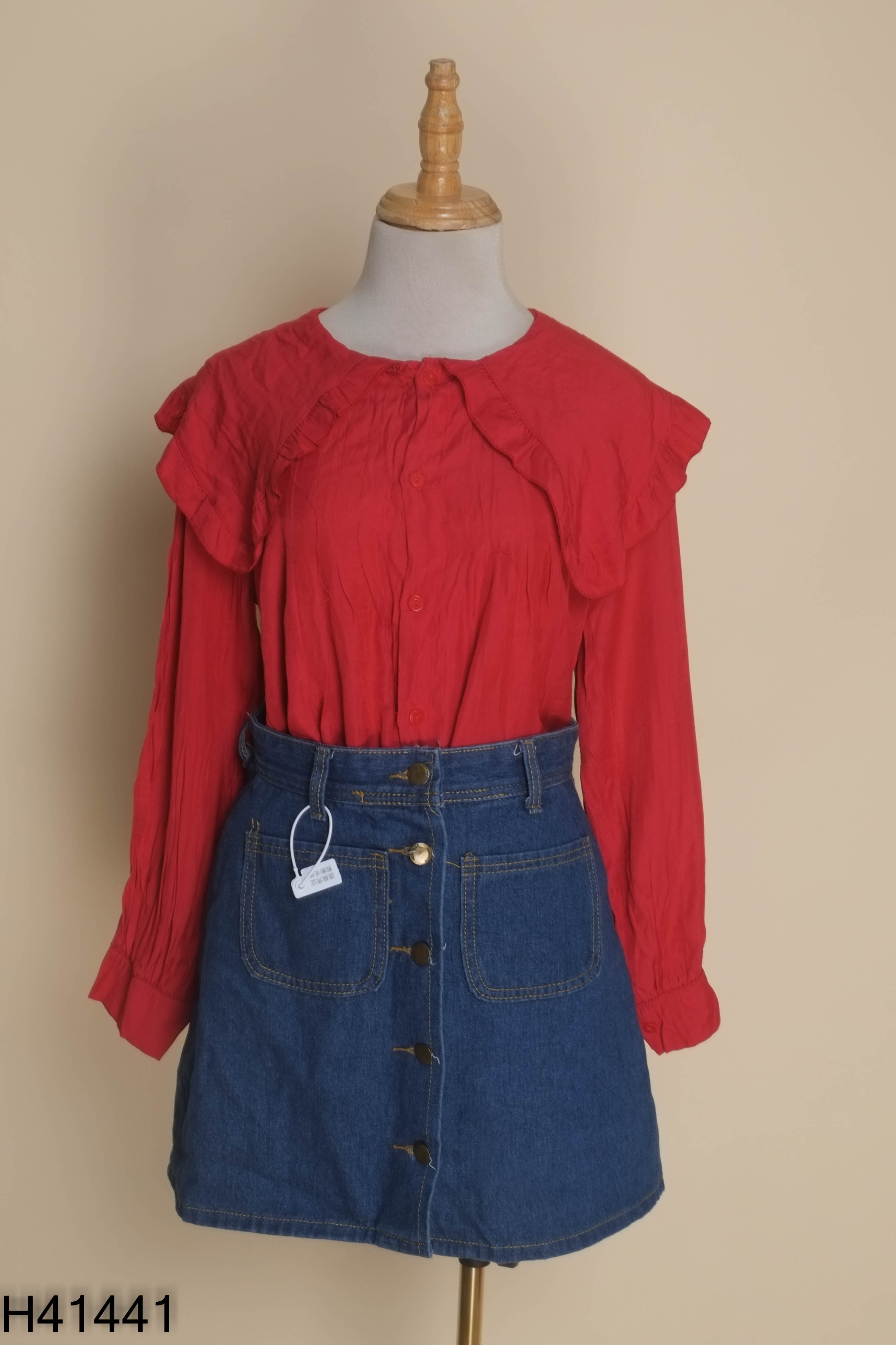 Set áo sơ mi đỏ + chân váy jean xanh
