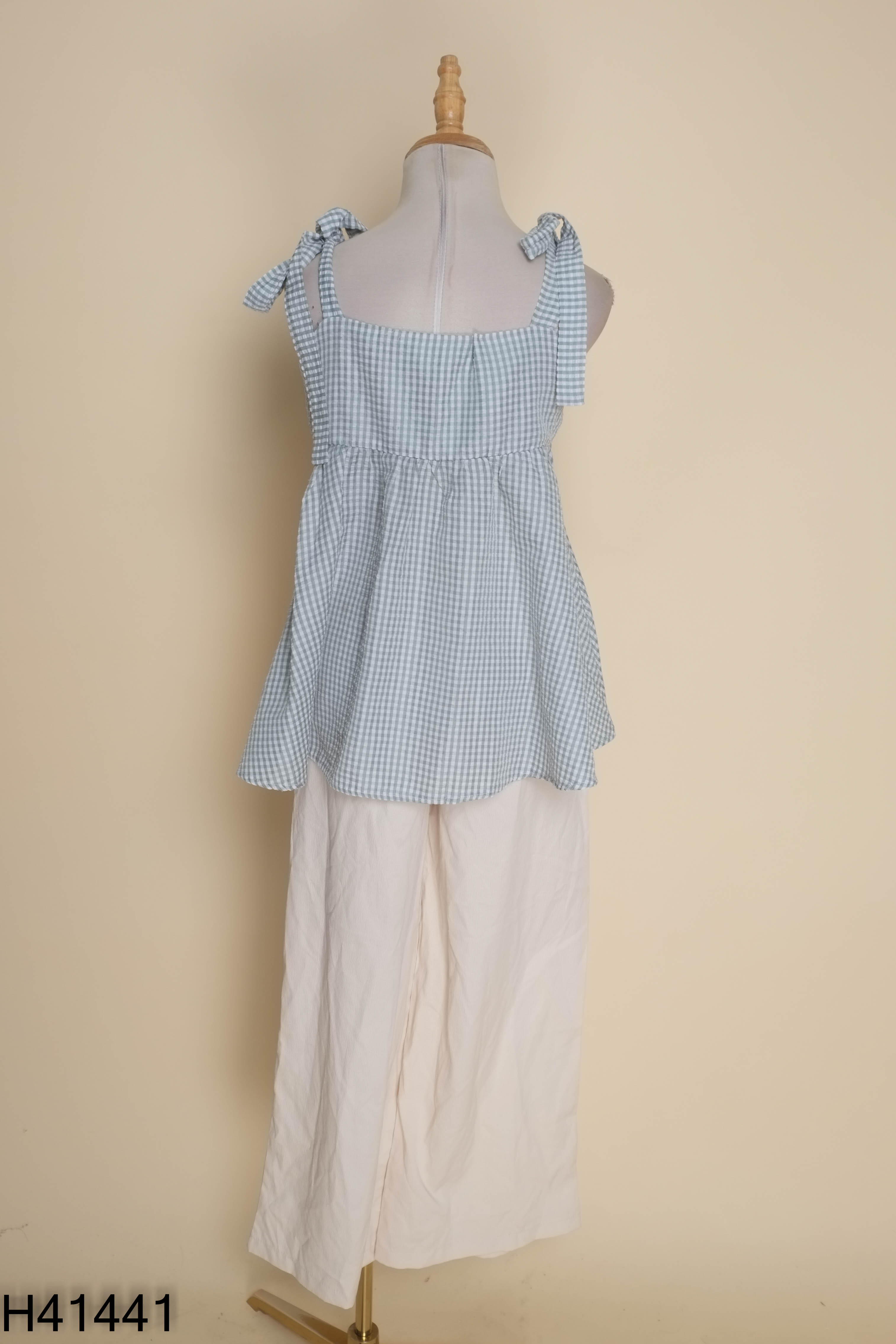 Set áo hai dây xanh + quần dài be
