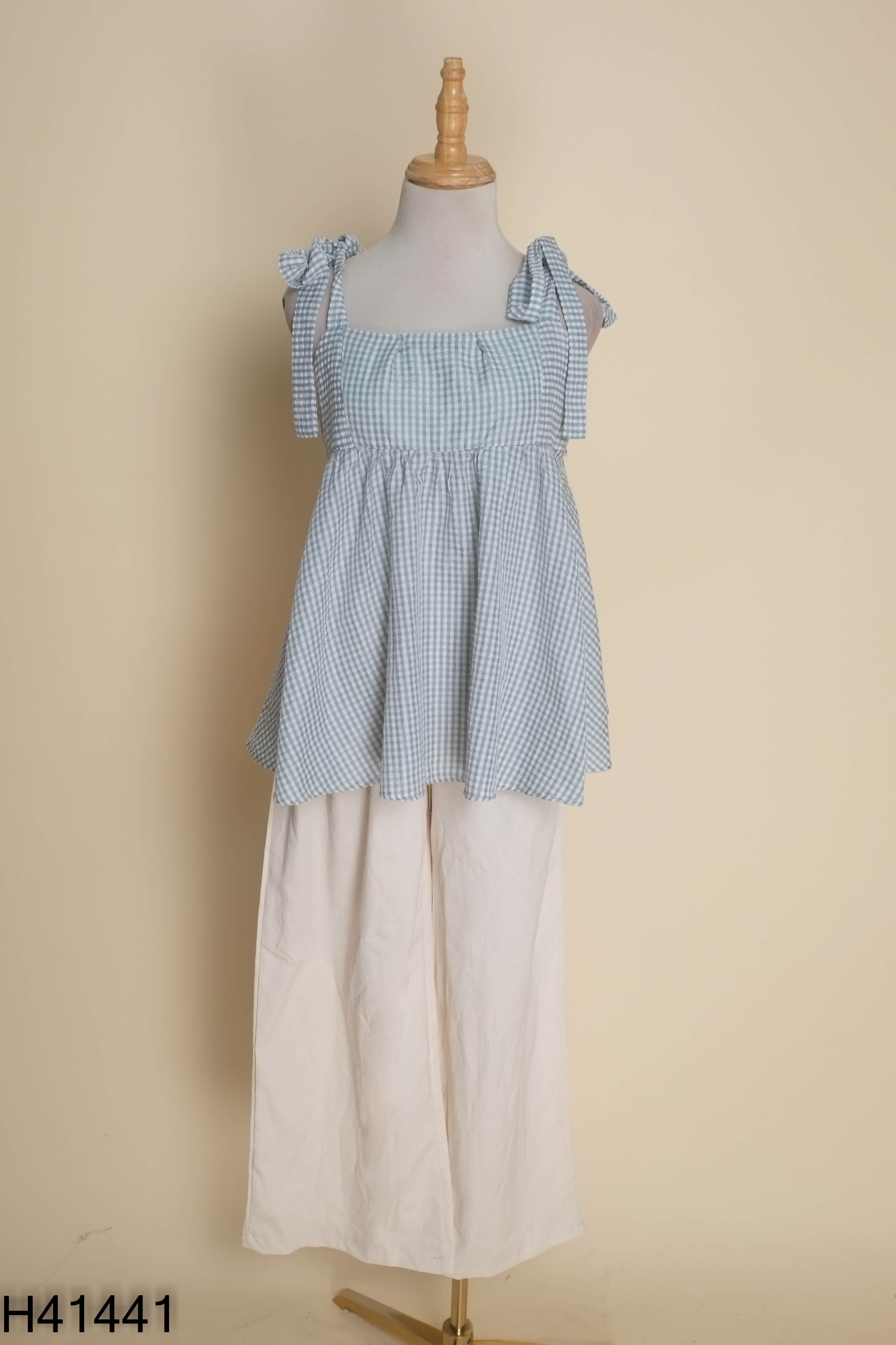 Set áo hai dây xanh + quần dài be