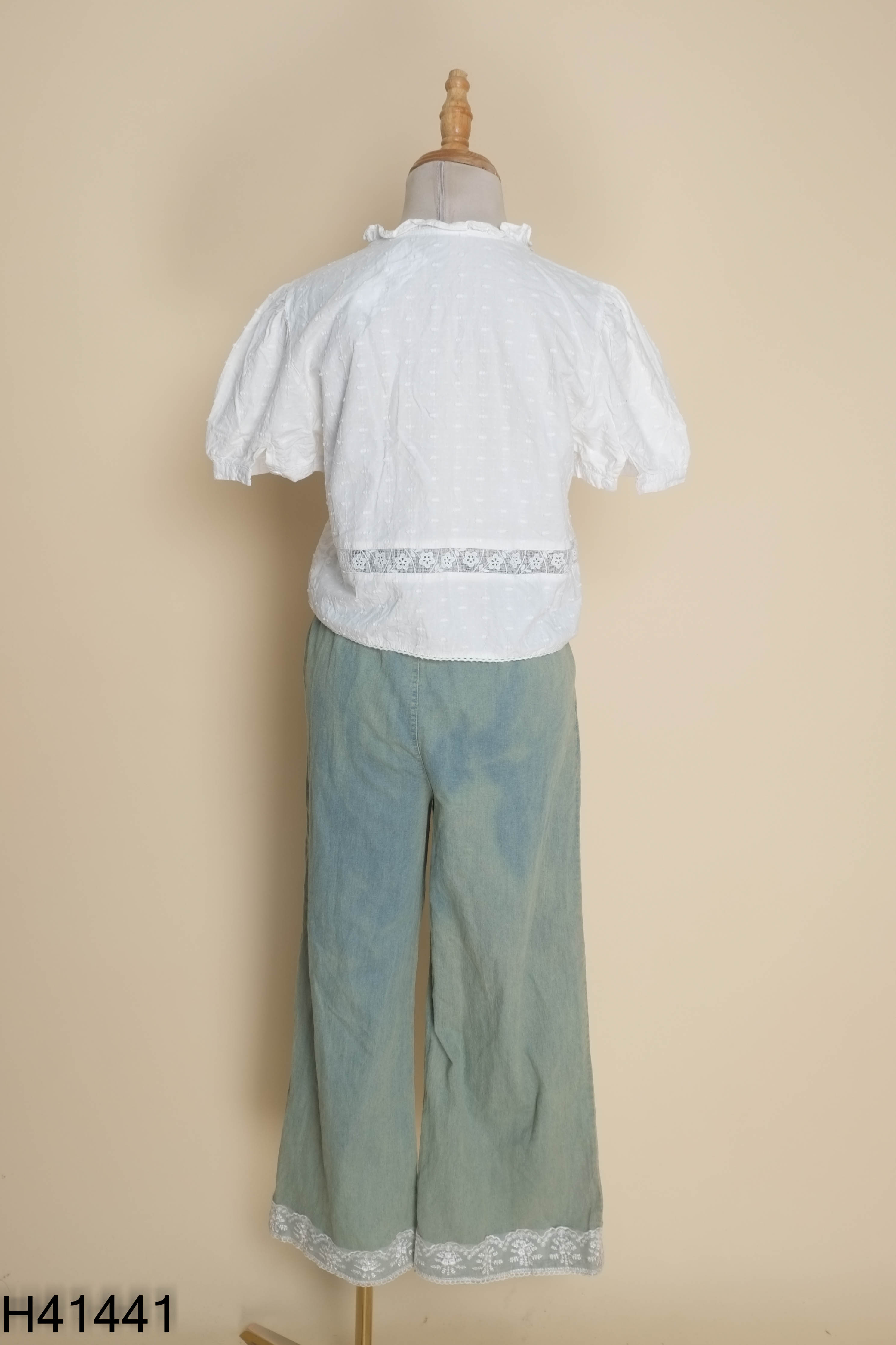 Set áo trắng + quần jean xanh vàng