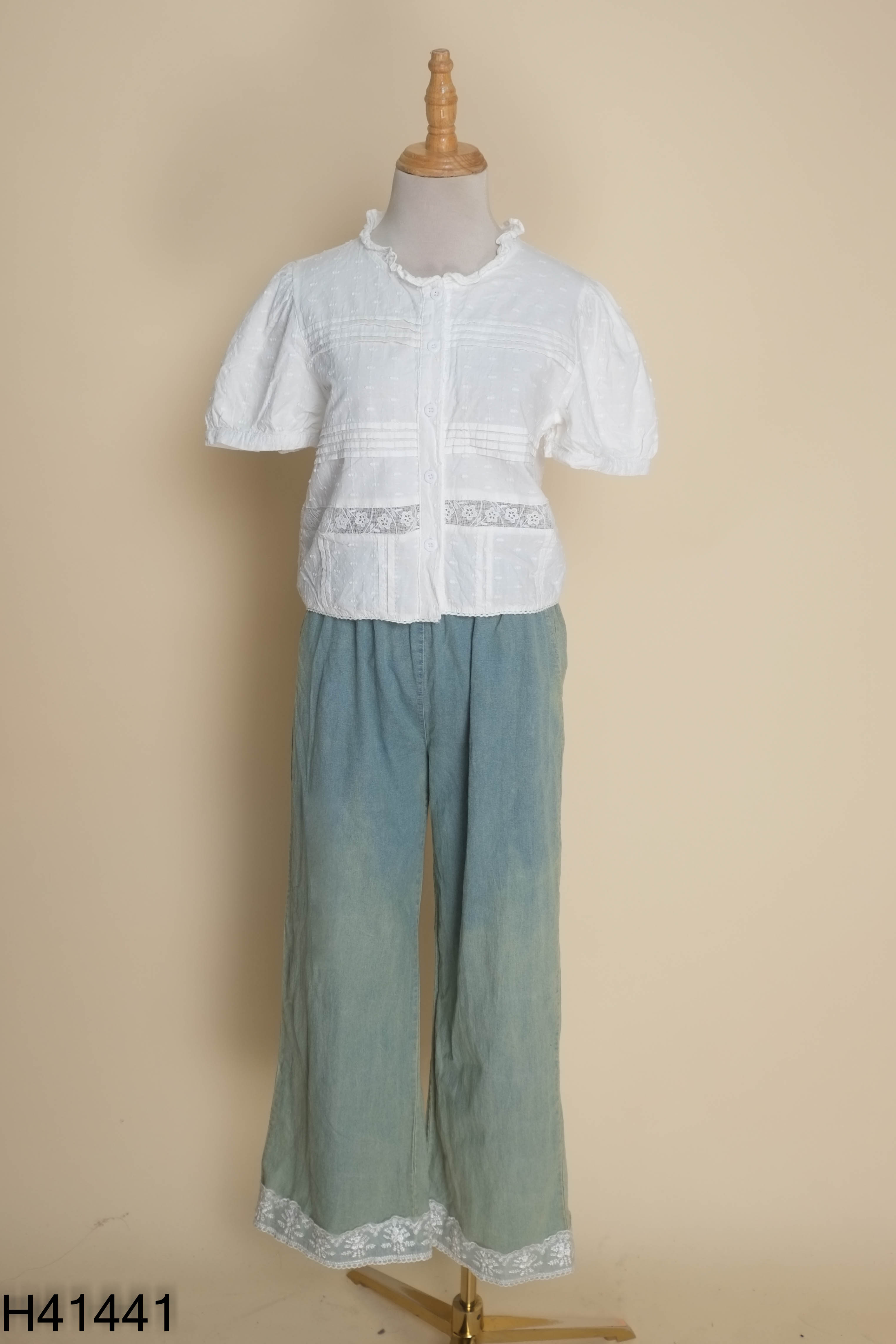 Set áo trắng + quần jean xanh vàng