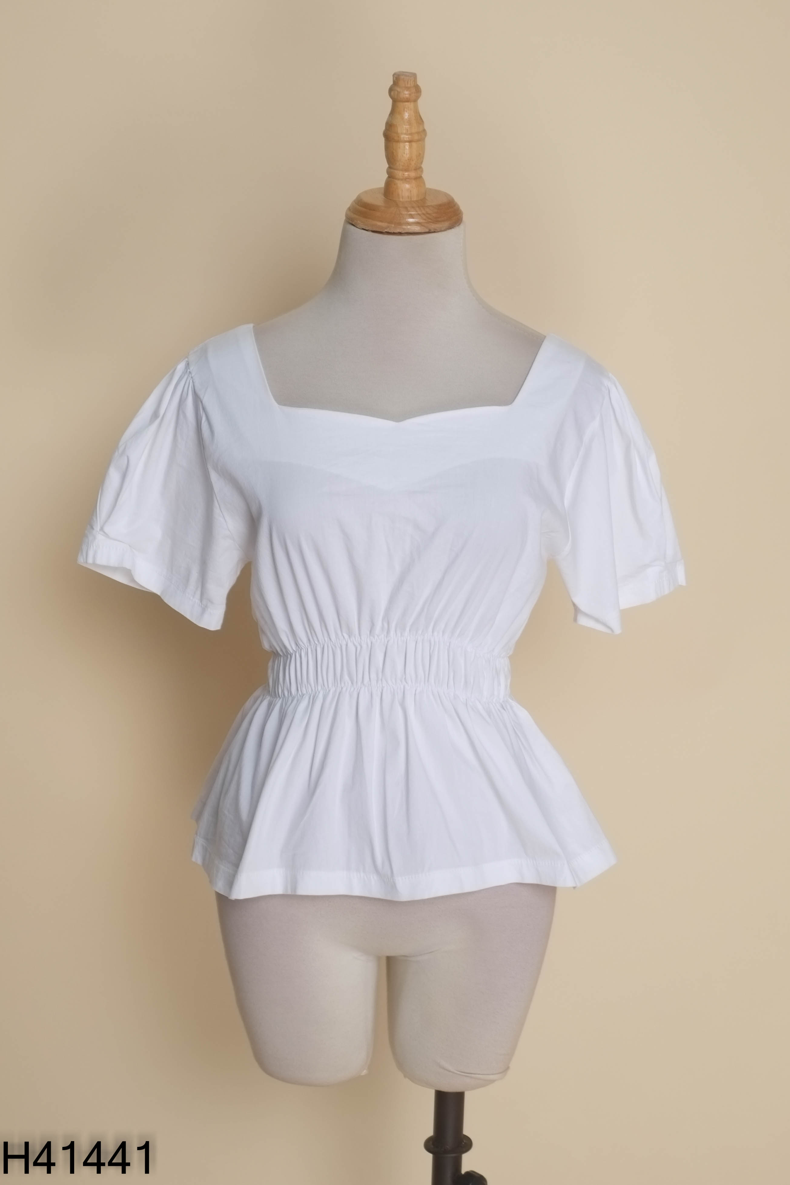 Áo trắng cổ vuông