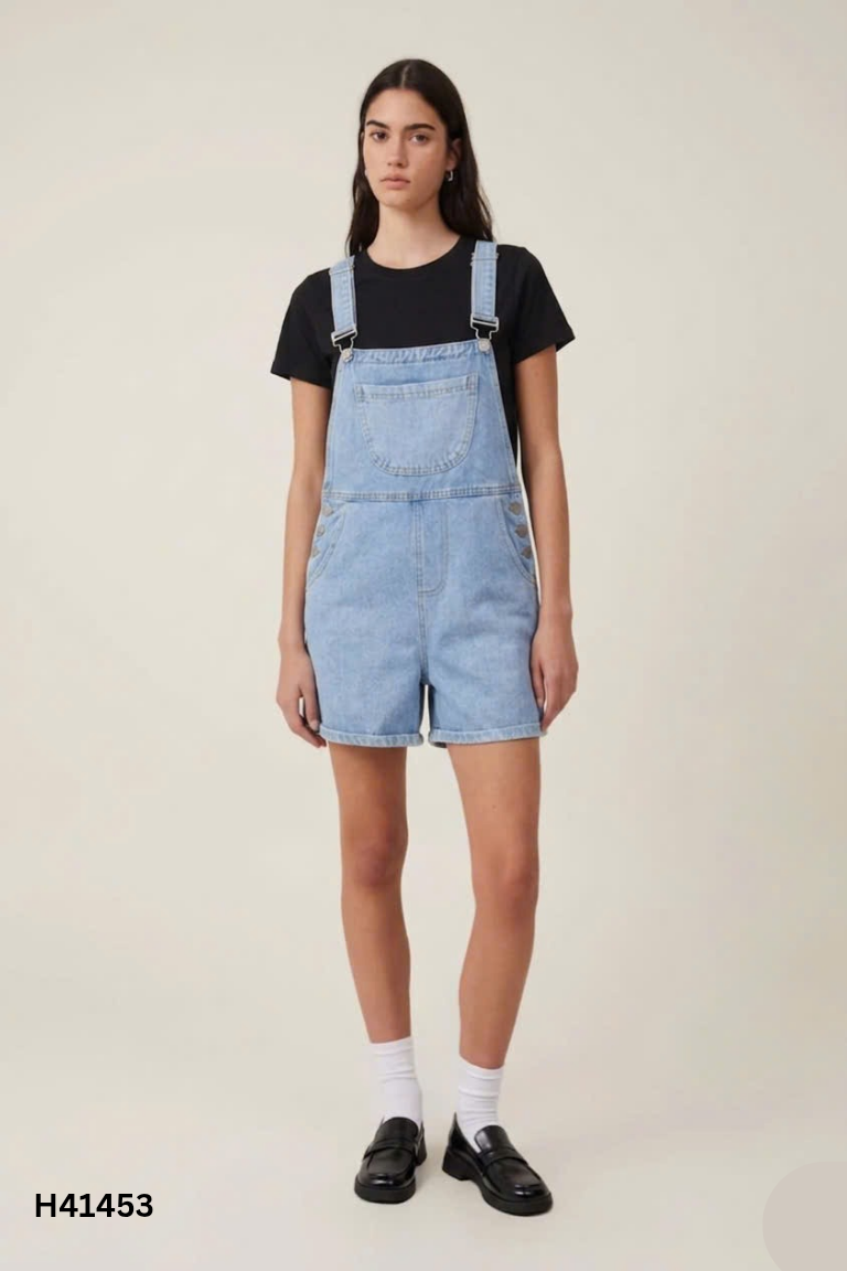 Set áo thun đen + yếm jean xanh
