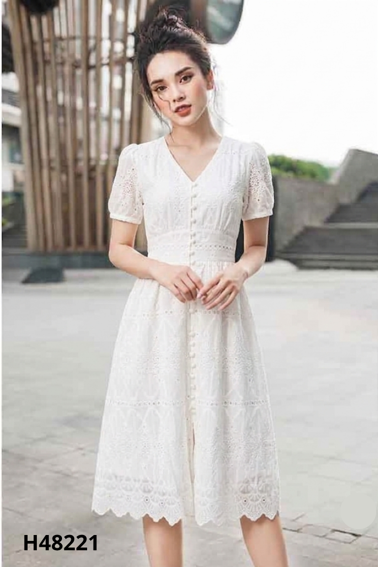 Váy trắng cổ V phối cúc