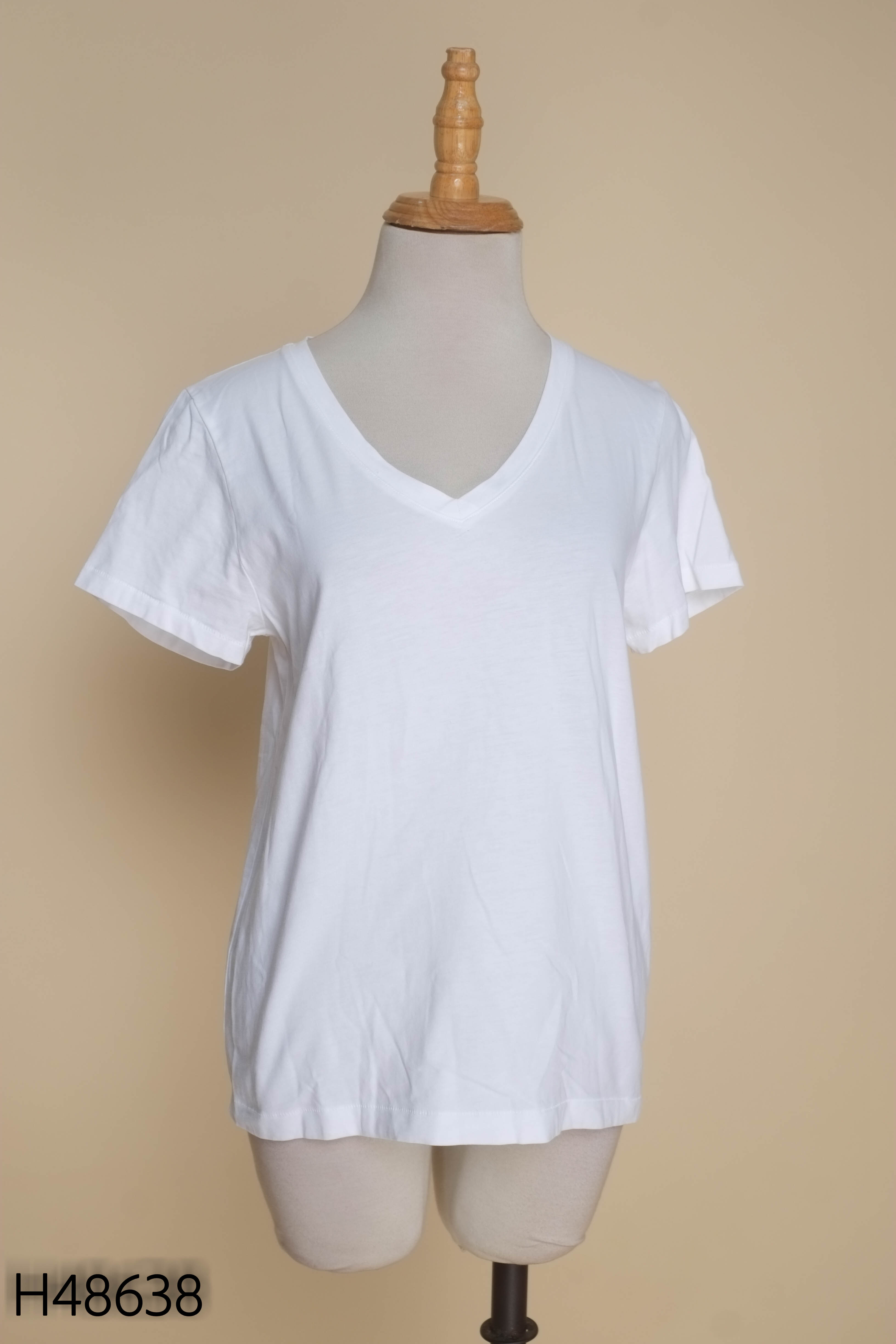 Áo thun trắng cổ tim