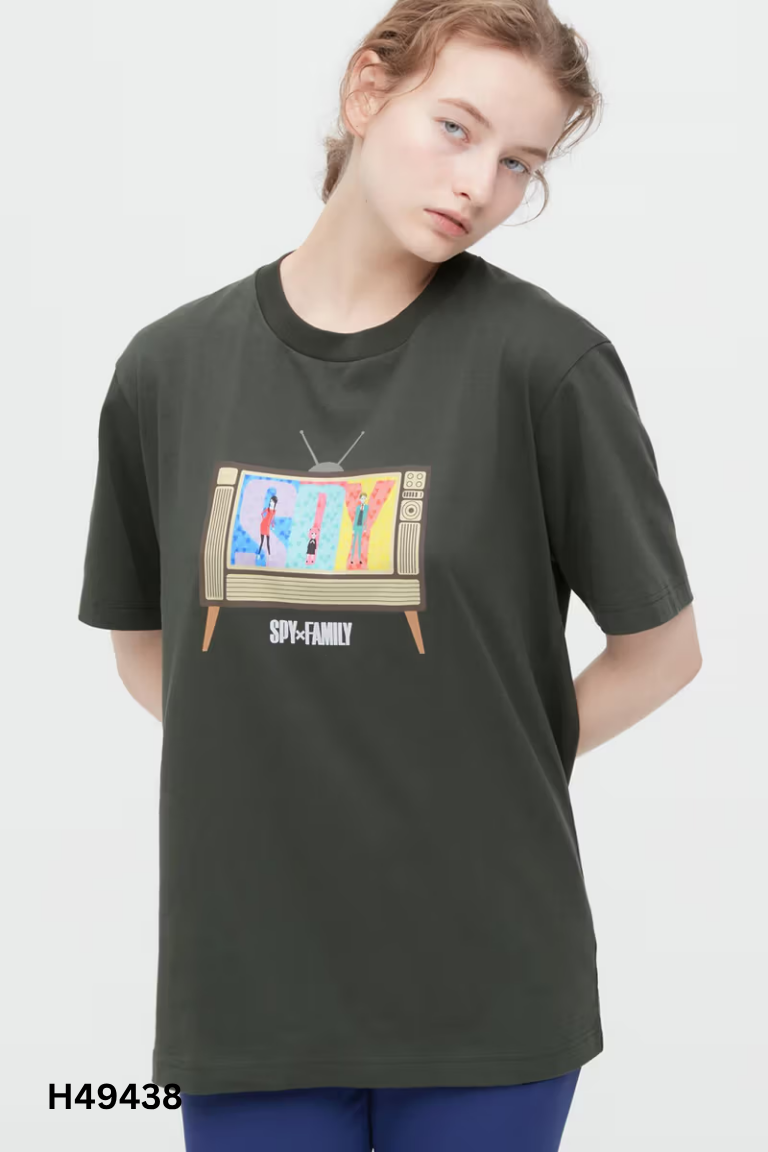 Áo thun xanh UNIQLO in hình