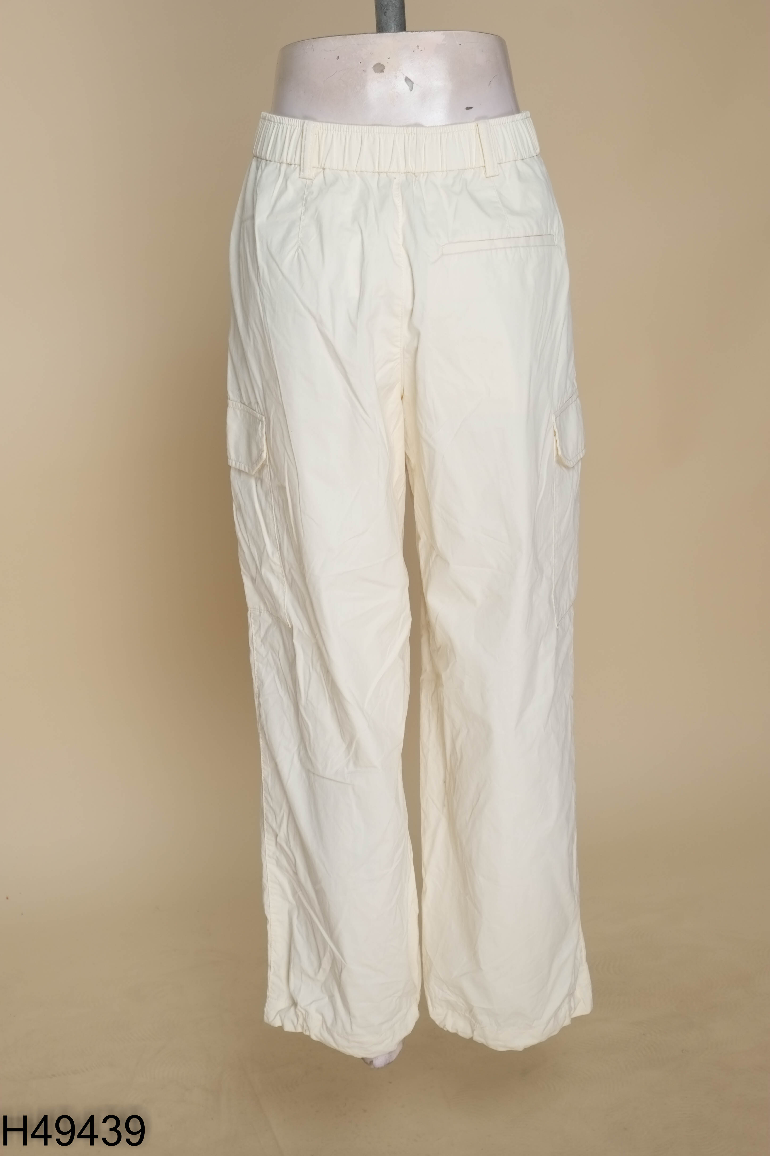 Quần kaki be UNIQLO túi hộp