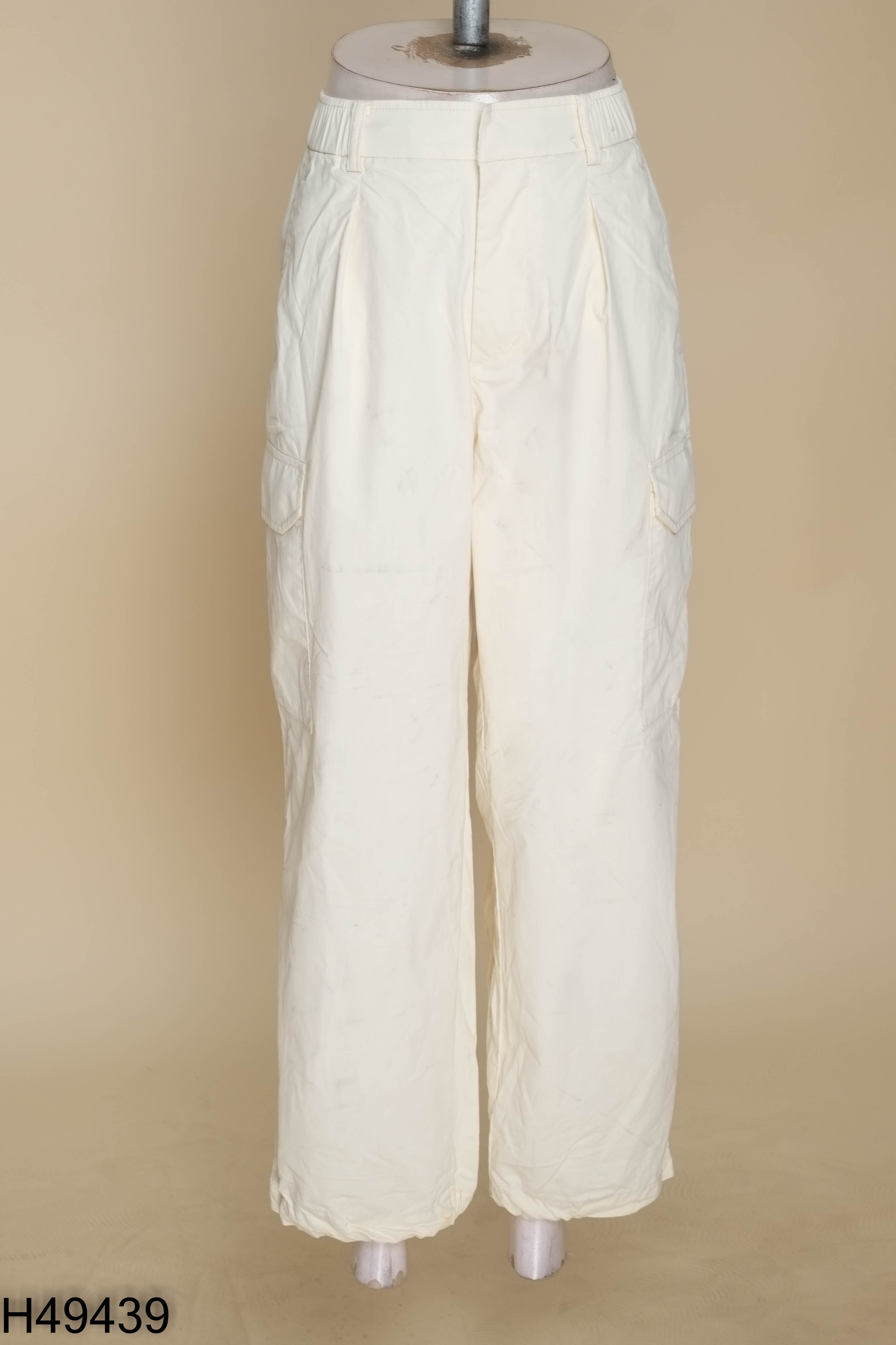 Quần kaki be UNIQLO túi hộp