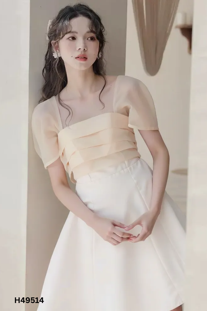 Váy taffta be cổ vuông phối voan